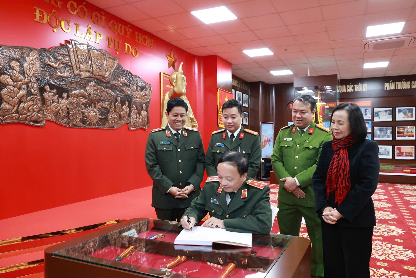 Đồng chí Trung tướng Đặng Hồng Đức, Thứ trưởng Bộ Công an viết lưu niệm tại Phòng truyền thống Công an tỉnh.jpg