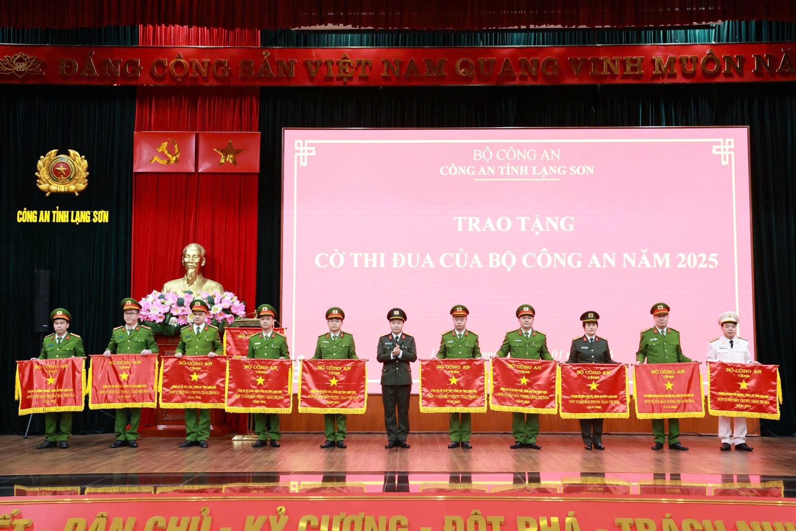 Đồng chí Thượng tá Vũ Thanh Tùng, Uỷ viên Ban Thường vụ Tỉnh uỷ, Bí thư Đảng uỷ, Giám đốc Công an tỉnh trao Cờ thi đua của Bộ Công an cho các đơn vị.jpg