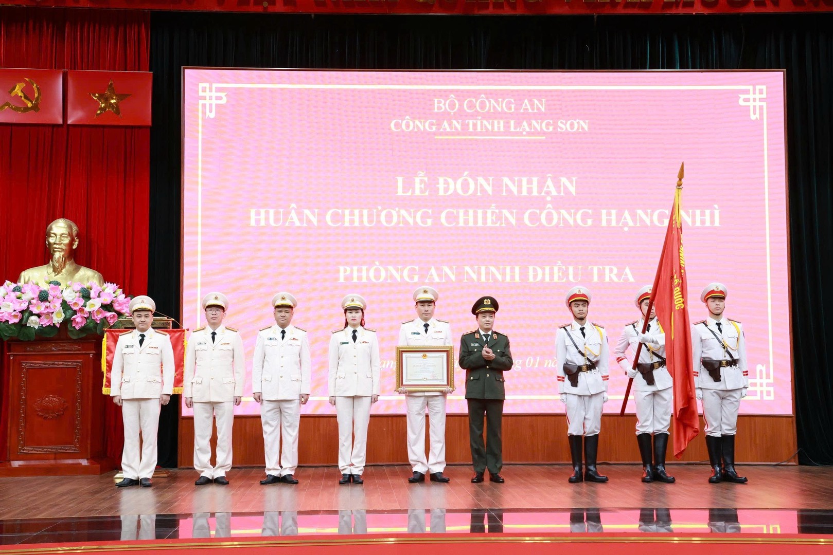 Thừa uỷ quyền của Chủ tịch nước, đồng chí Trung tướng Đặng Hồng Đức, Thứ trưởng Bộ Công an trao Huân chương Chiến công hạng Nhì cho 01 tập thể Phòng nghiệp vụ thuộc Công an tỉnh Lạng Sơn.jpg