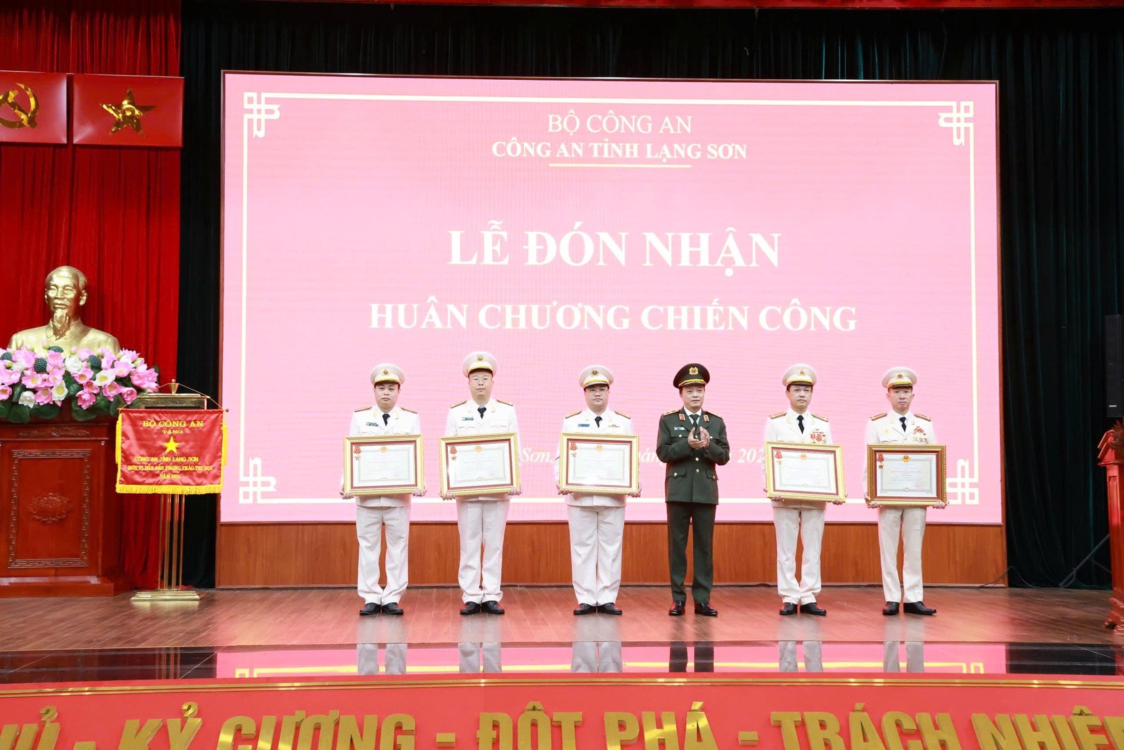 Thừa uỷ quyền của Chủ tịch nước, đồng chí Trung tướng Đặng Hồng Đức, Thứ trưởng Bộ Công an trao Huân chương Chiến công cho các cá nhân.jpg