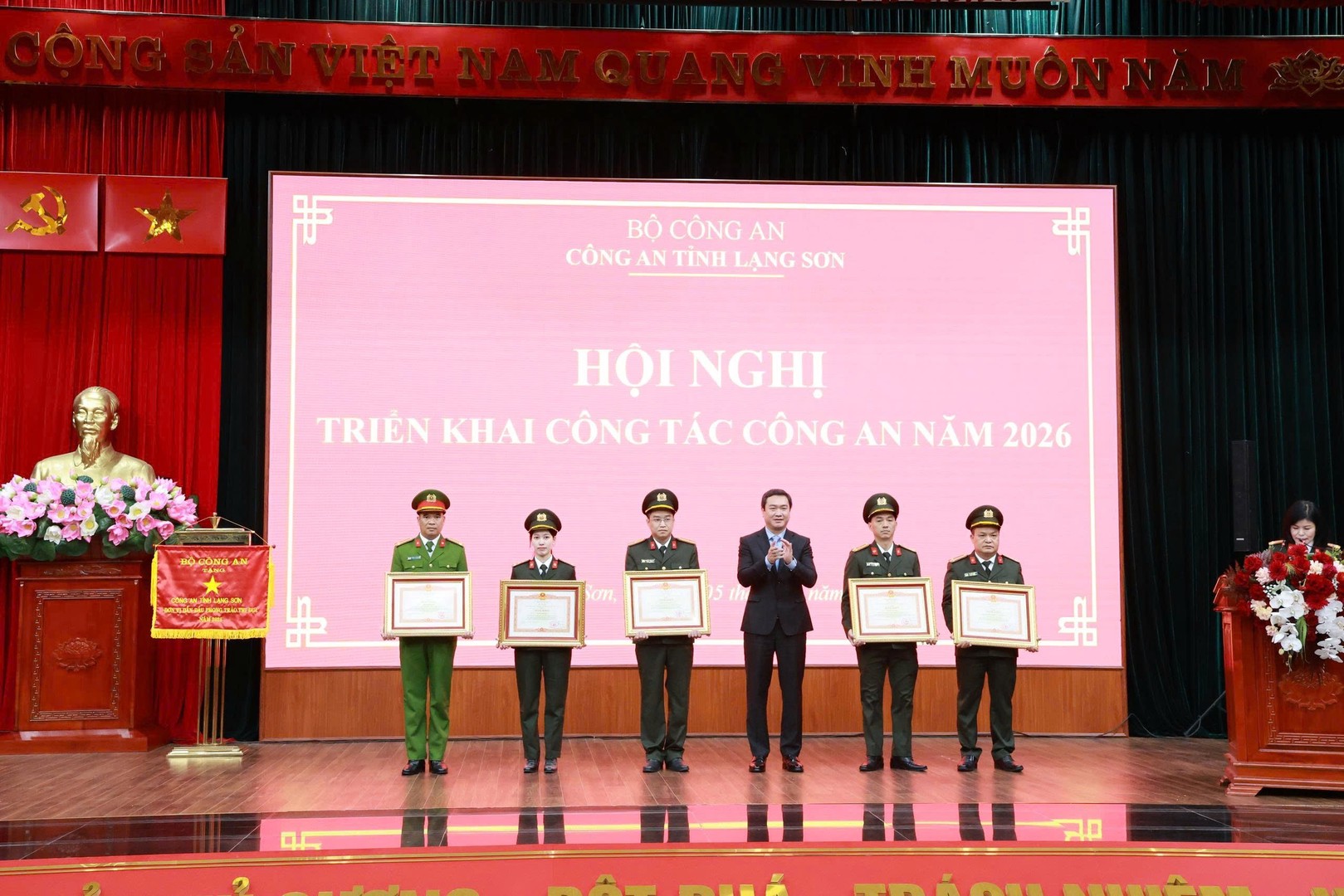 Đồng chí Nguyễn Cảnh Toàn, Phó Bí thư Tỉnh uỷ, Chủ tịch UBND tỉnh trao tặng Bằng khen của Thủ tướng Chính phủ cho 1 tập thể, 4 cá nhân.jpg