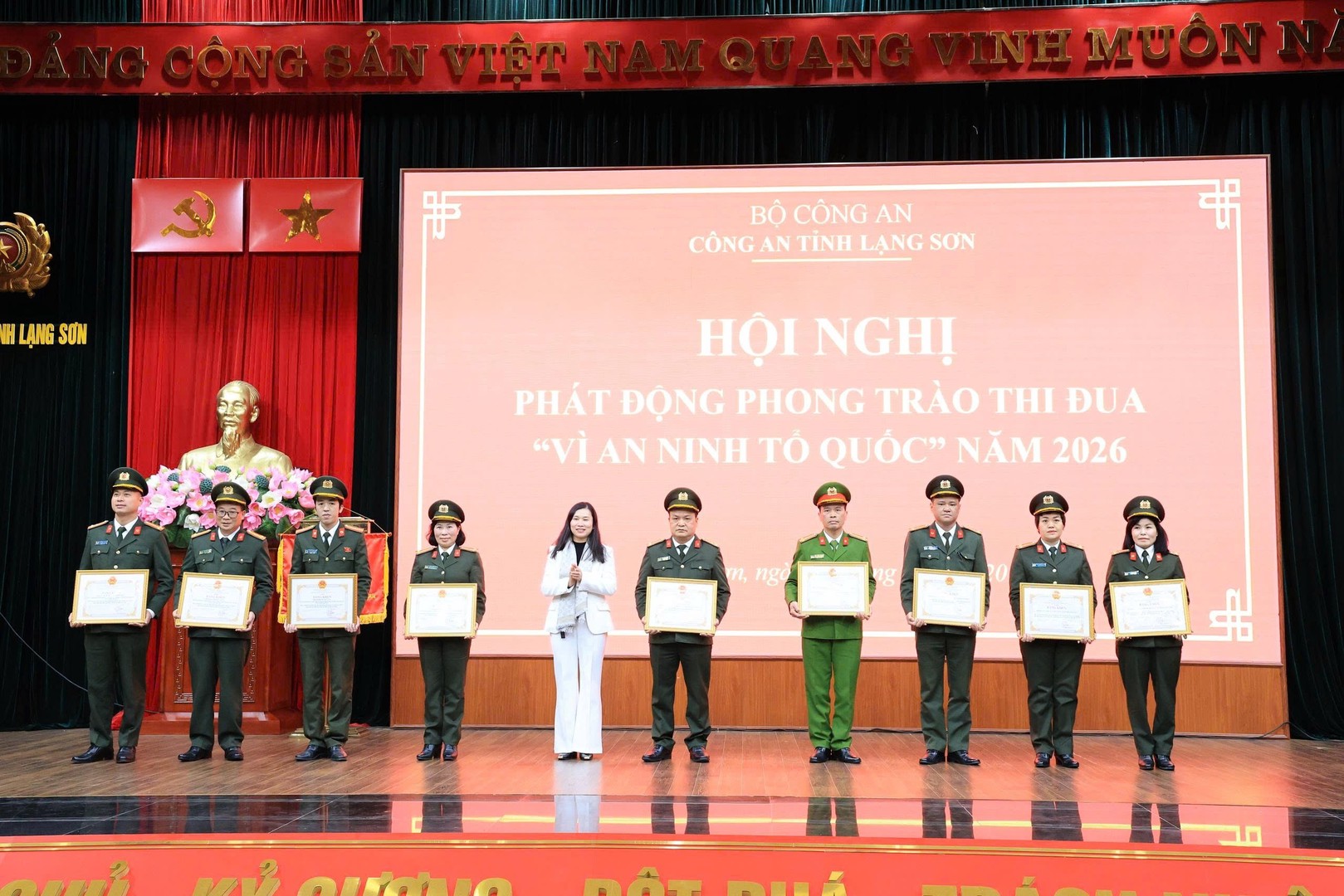 Đồng chí Trần Thanh Nhàn, Phó Chủ tịch UBND tỉnh trao bằng khen của Chủ tịch UBND tỉnh cho các tập thể, cá nhân.jpg