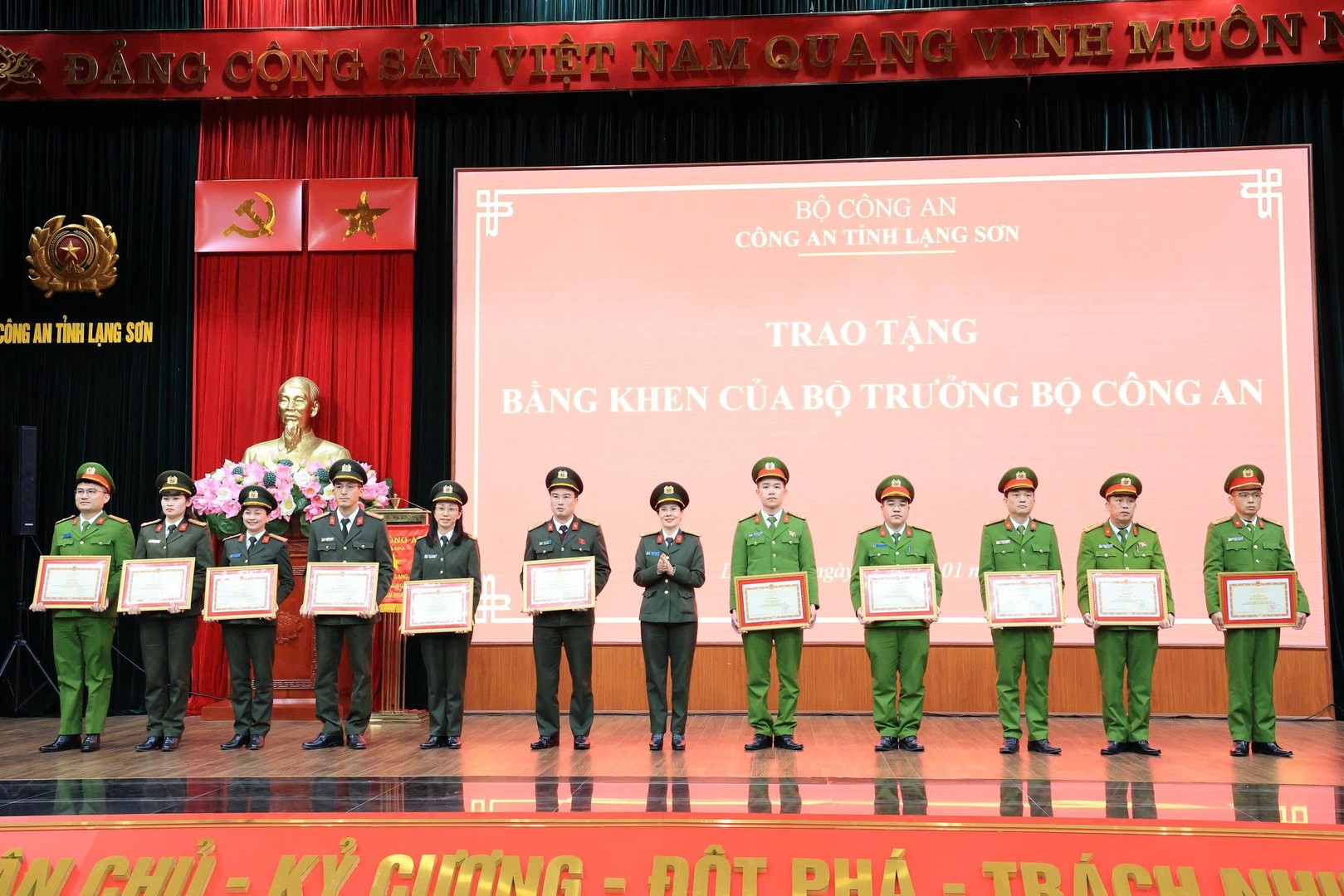 Đại diện các tập thể, cá nhân nhận bằng khen của Bộ trưởng Bộ Công an tại hội nghị.jpg