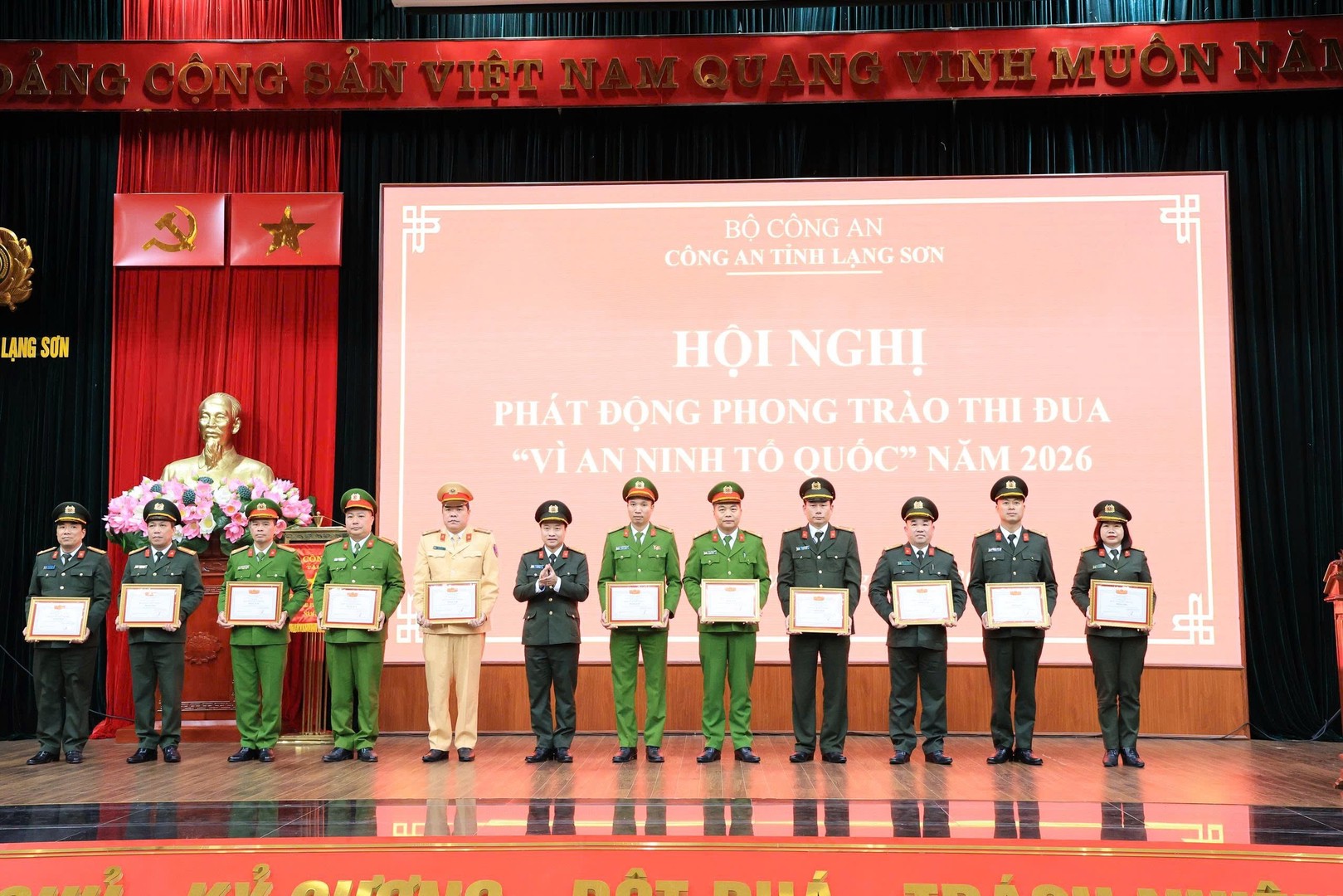 Đồng chí Thượng tá Vũ Thanh Tùng, Uỷ viên Ban Thường vụ Tỉnh uỷ, Bí thư Đảng uỷ, Giám đốc Công an tỉnh trao danh hiệu Đơn vị quyết thắng cho các tập thể.jpg