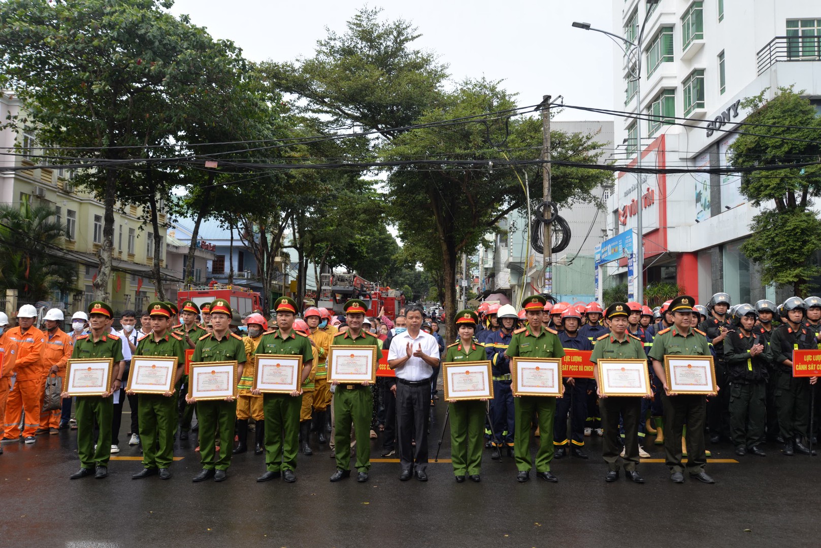 KHEN THUONG CC VA CNCH.JPG