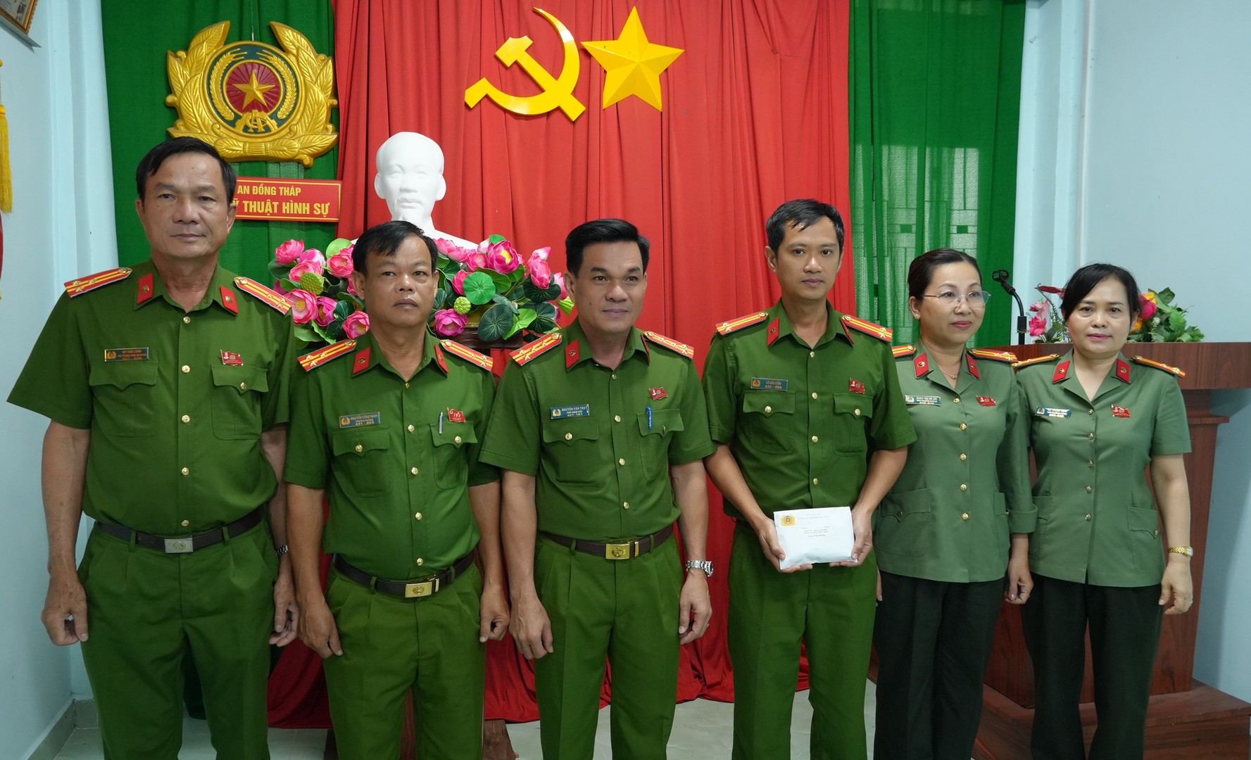 Trao tiền hỗ trợ đồng chí Lê Hữu Tiến, cán bộ Phòng Kỹ thuật hình sự. Ảnh Trọng Tín.JPG