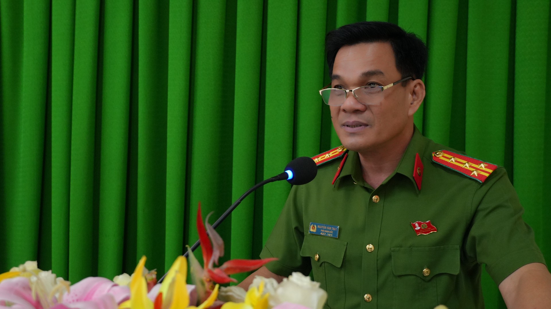 Đại tá Nguyễn Văn Thay, Phó Giám đốc Công an tỉnh chia sẻ, động viên 02 đồng chí. Ảnh Trọng Tín.JPG