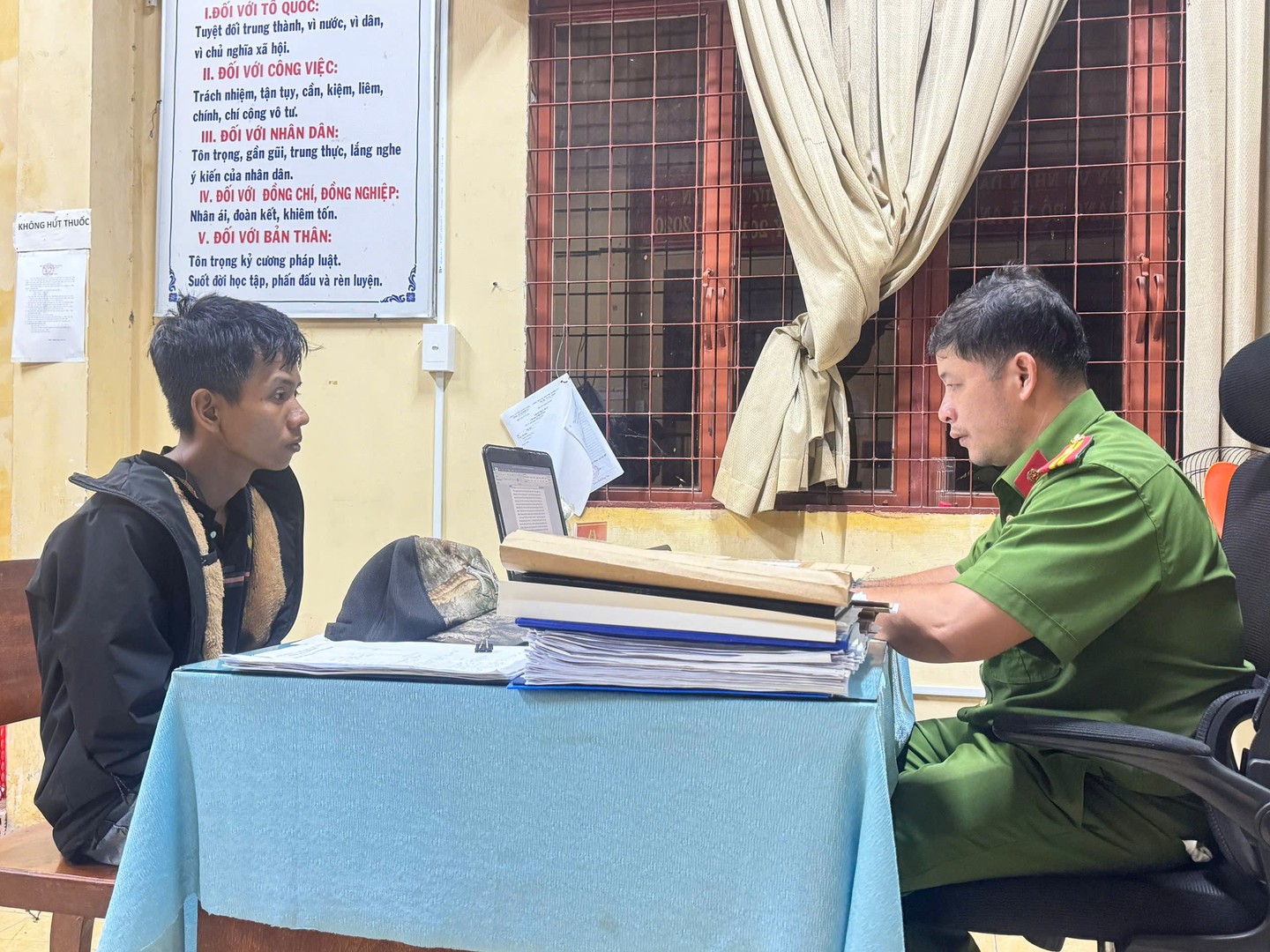 Công an xã Hội Cư làm việc với đối tượng Trần Minh Sang.jpg