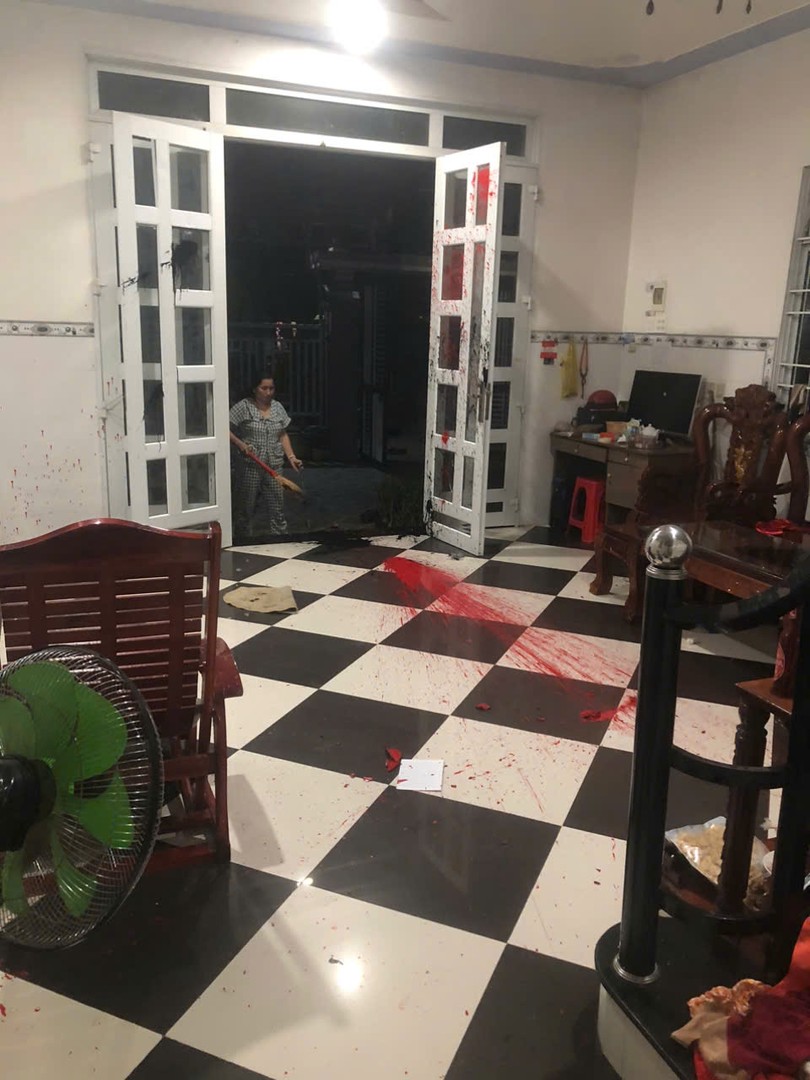 Hình nhà nạn nhân bị tạt sơn và các vỏ chai bia. Ảnh Phước Thanh 1.jpg