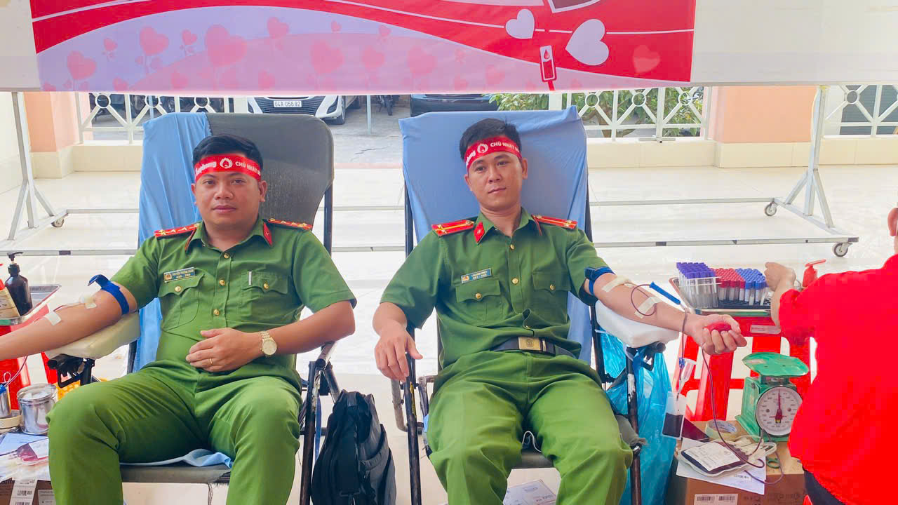 Đại úy Nguyễn Trường Xuân, Bí thư Đoàn cơ sở Phòng Cảnh sát PCCC và CNCH, Công an tỉnh Vĩnh Long (trái) tham gia hiến máu tình nguyện.jpg