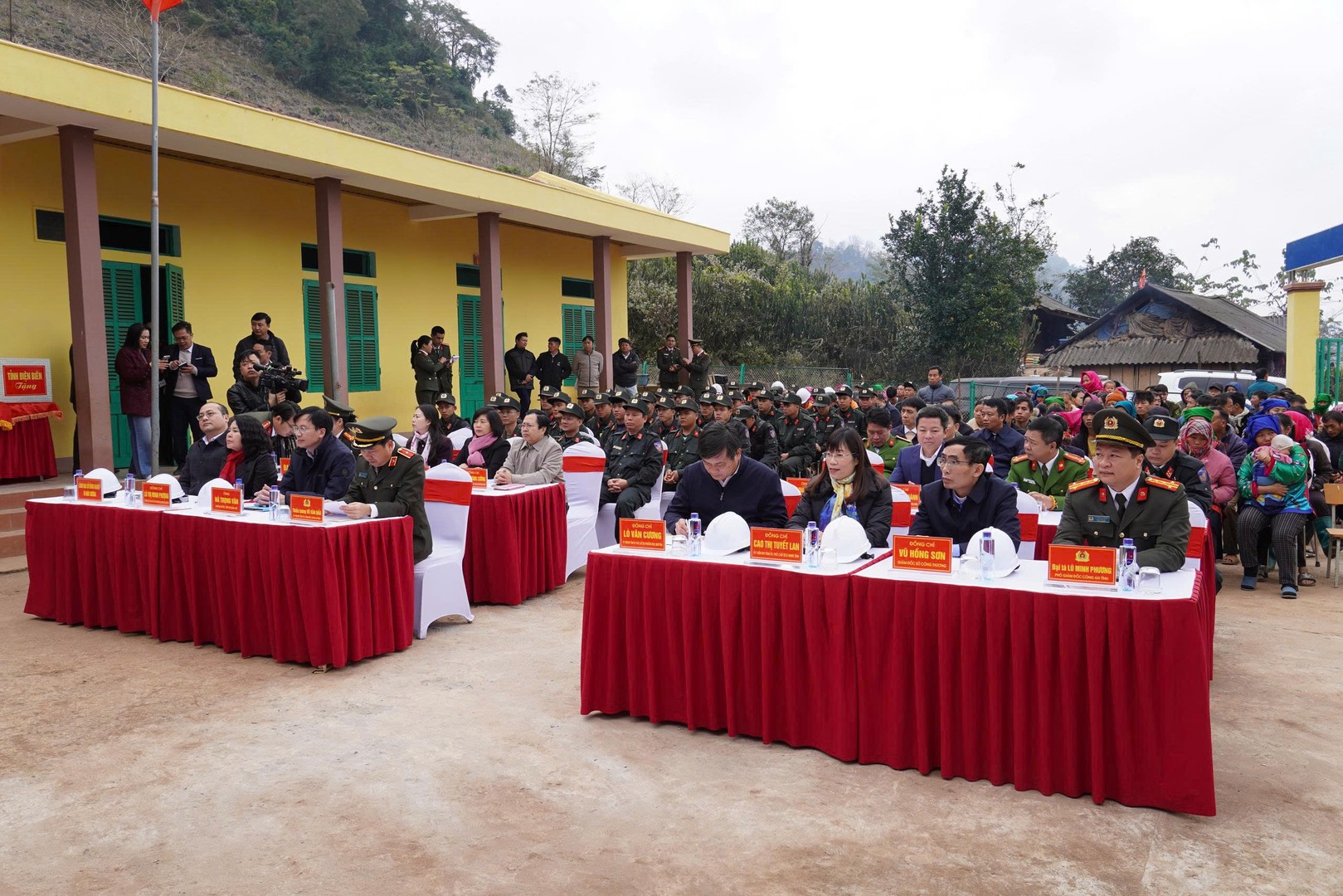 Đại biểu, nhân dân dự Lễ khởi công.jpg