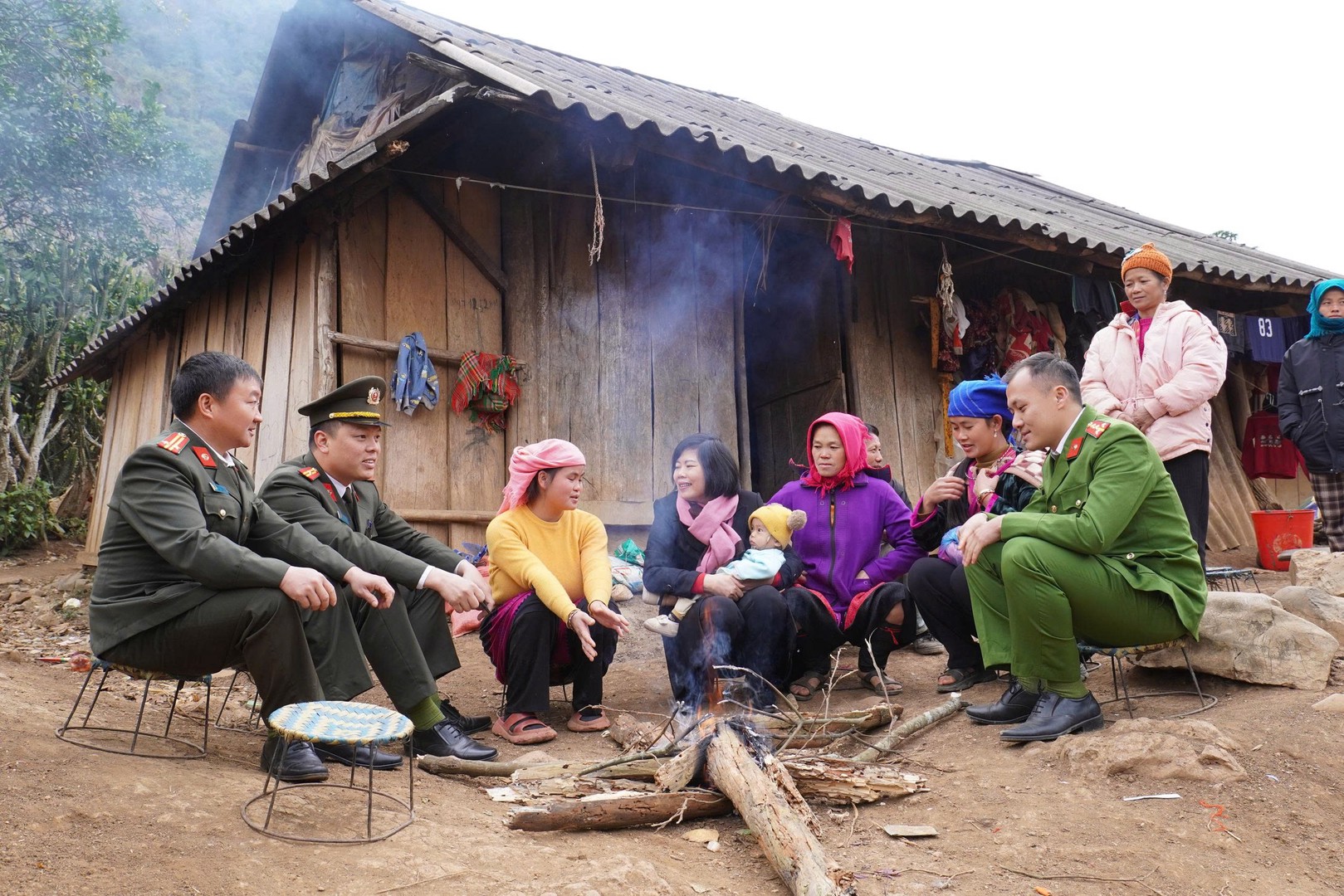Các lực lượng động viên, thăm hỏi các hộ gia đình tại xã Sáng Nhè.jpg