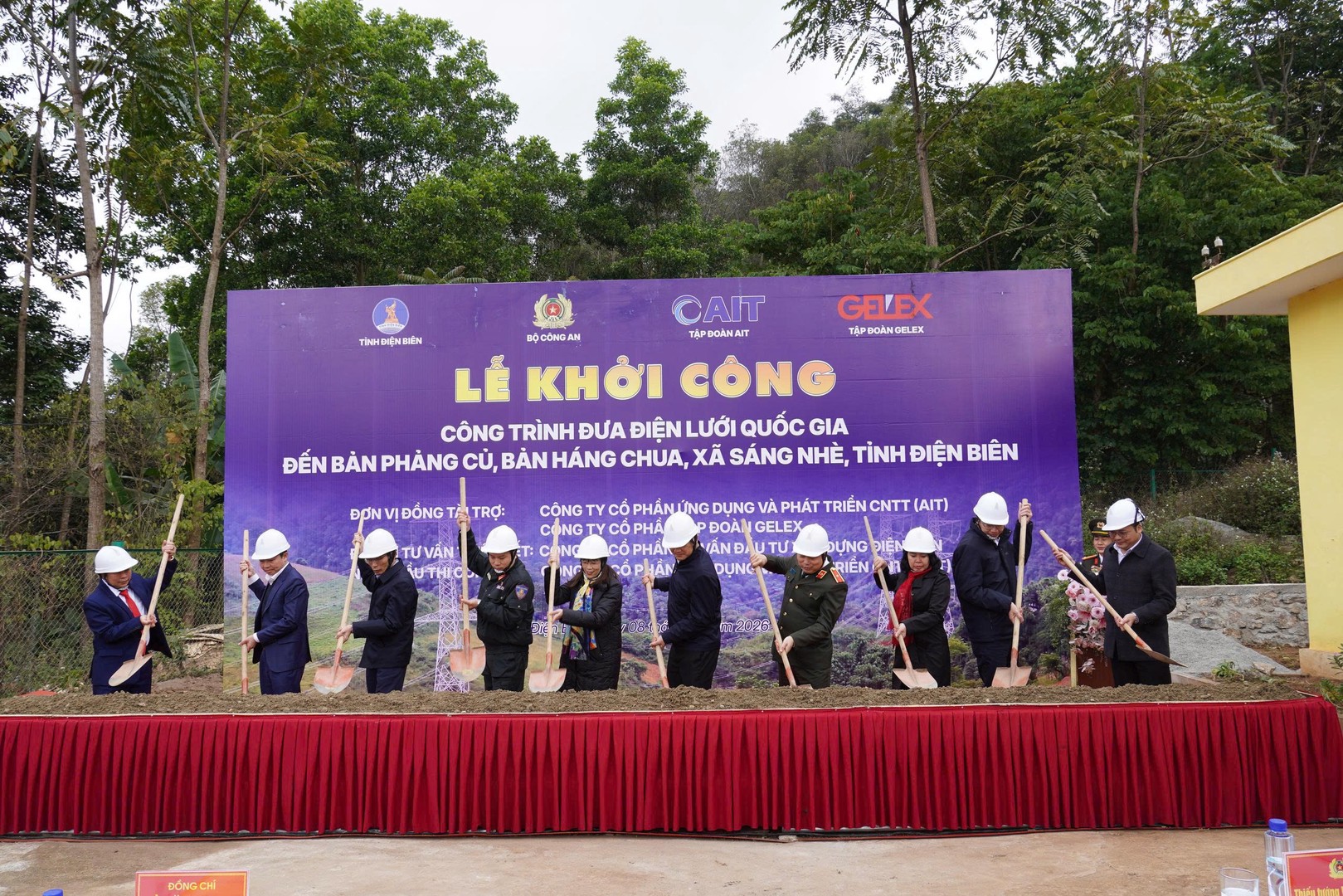 các đại biểu khởi công công trình điện dân sinh.jpg