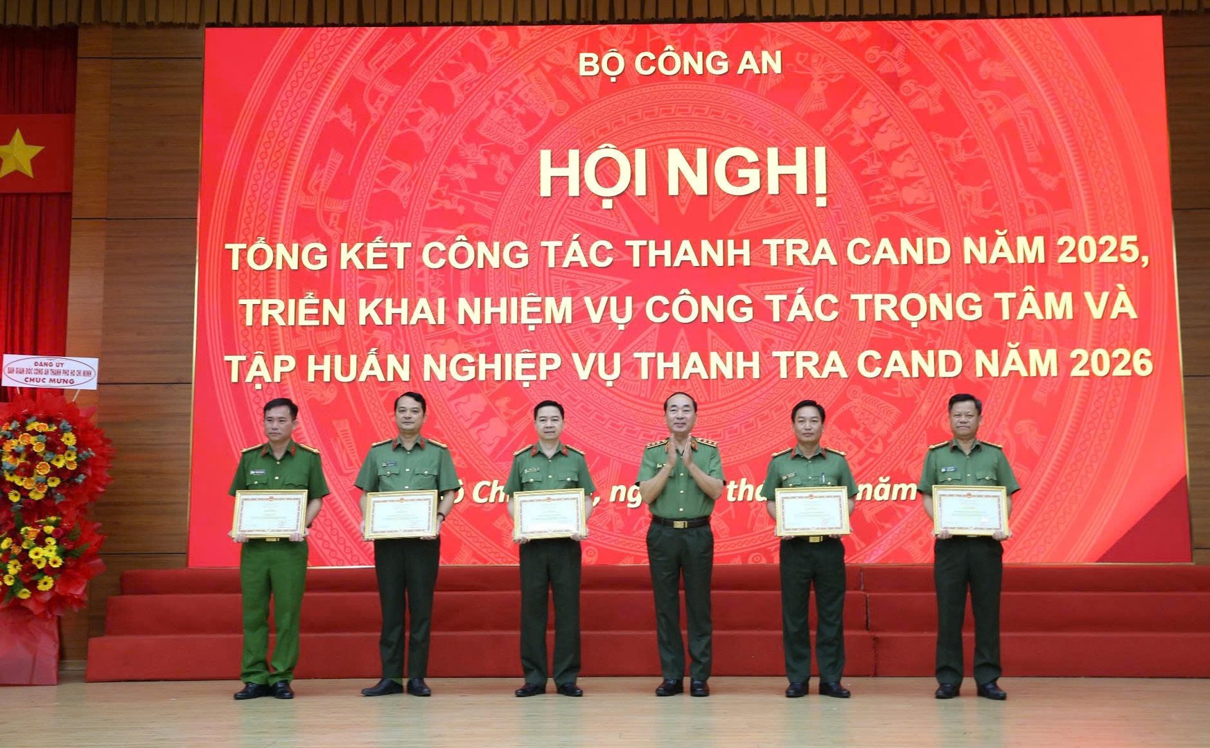 5 - Thứ trưởng trao khen thưởng cho các tập thể cá nhân.jpg