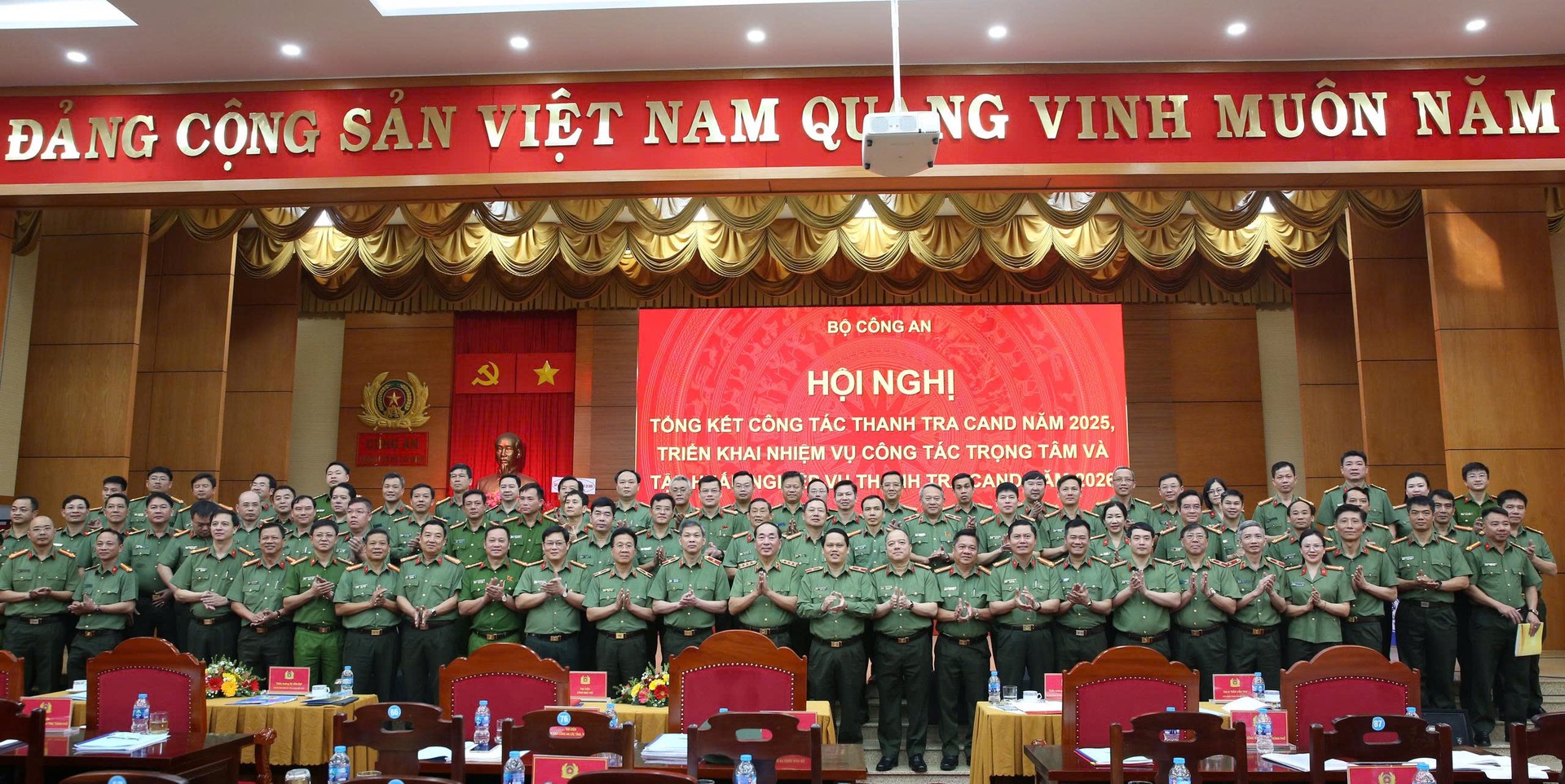 9 - Các đại biểu chụp hình lưu niệm.jpg