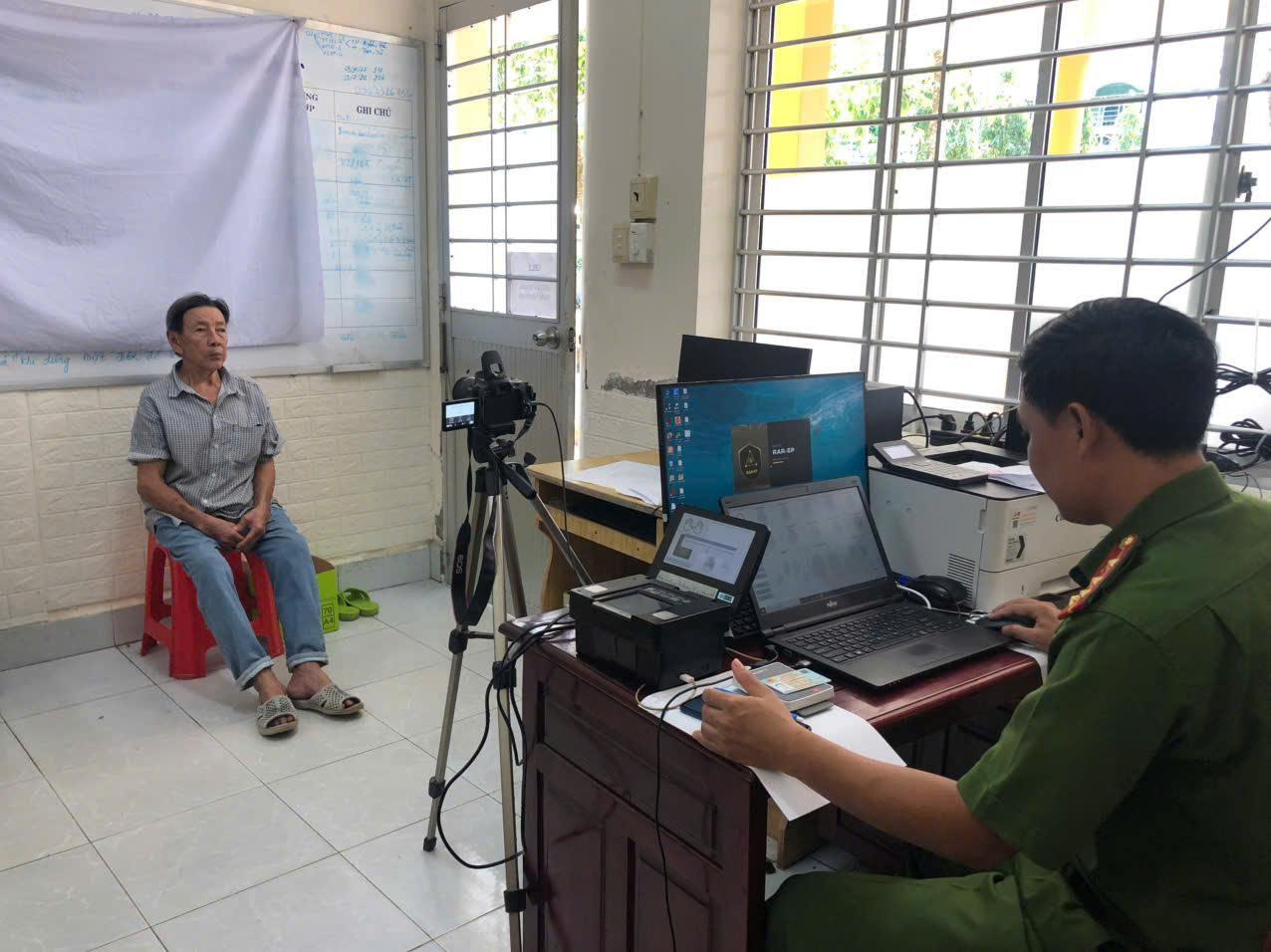 Công an phường Bến Tre thu nhận hồ sơ định danh mức 2 tại trụ sở.jpg