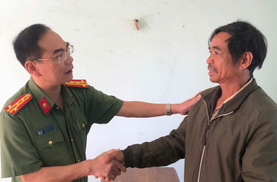 2. DAI TA PHAM HUU TRUONG GIAI THICH CHO ONG HYAT.jpg