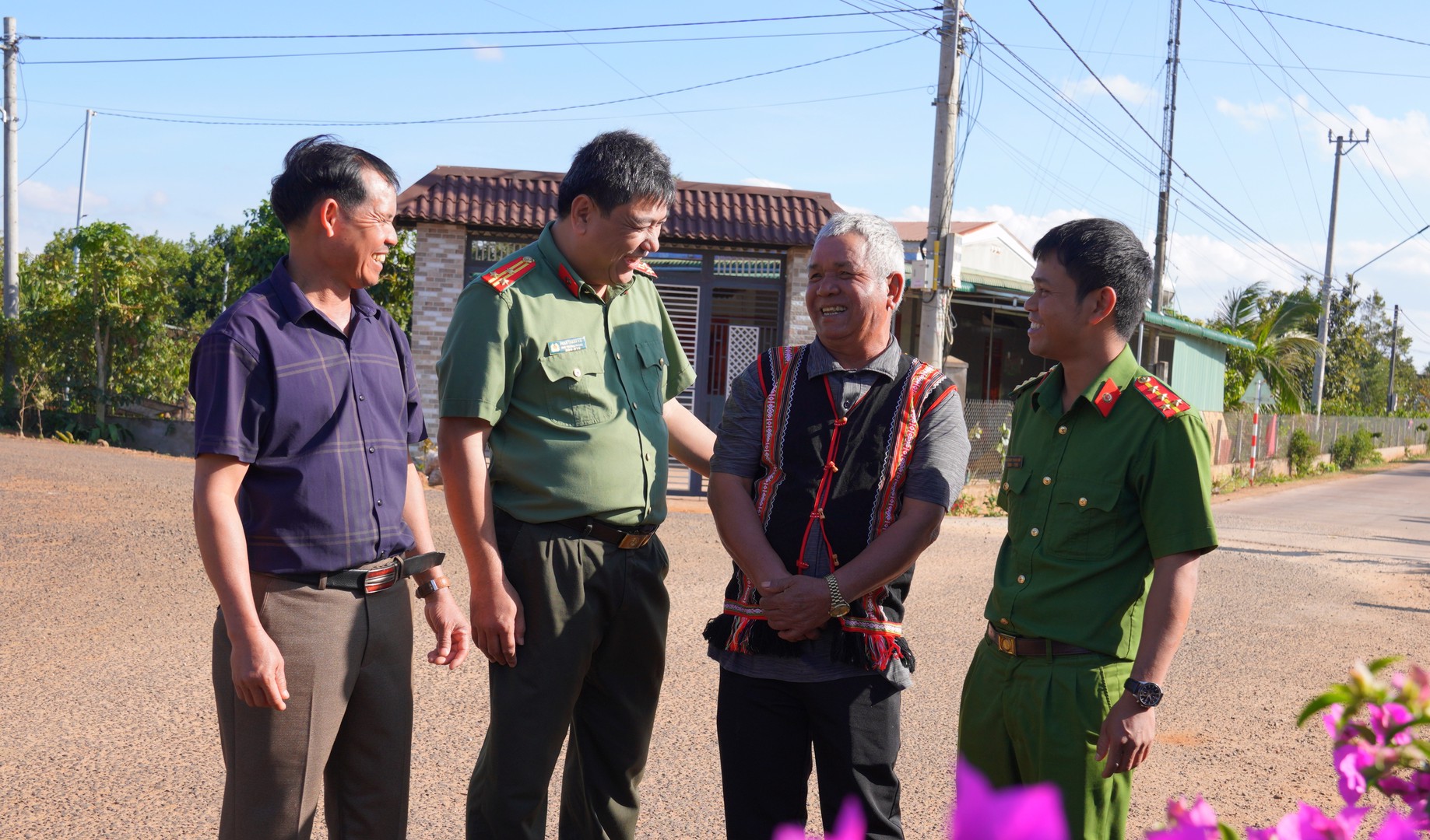 6. TRANH THU NGUOI CO UY TIN DE CAM HOA NGUOI LAM LO.JPG