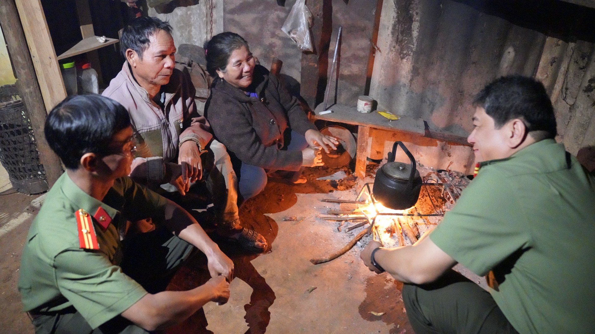 5. CAN BO CA VA ONG BA HYAT BEN BEP LUA.JPG