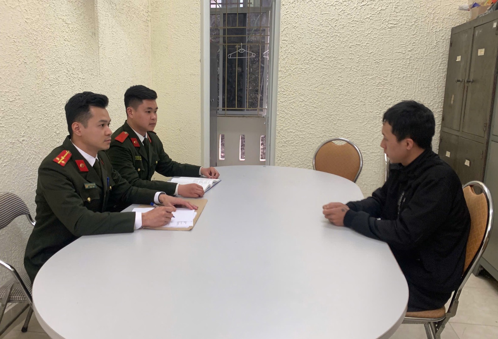 Bị can Lý Vần Hòa tại cơ quan điều tra.jpg