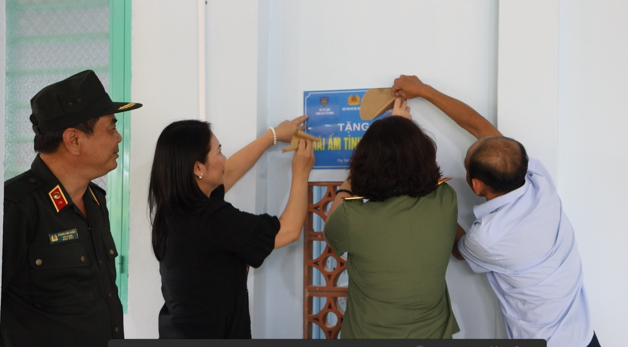 3. Nghi thức mở biển trao nhà cho anh Thạo.png