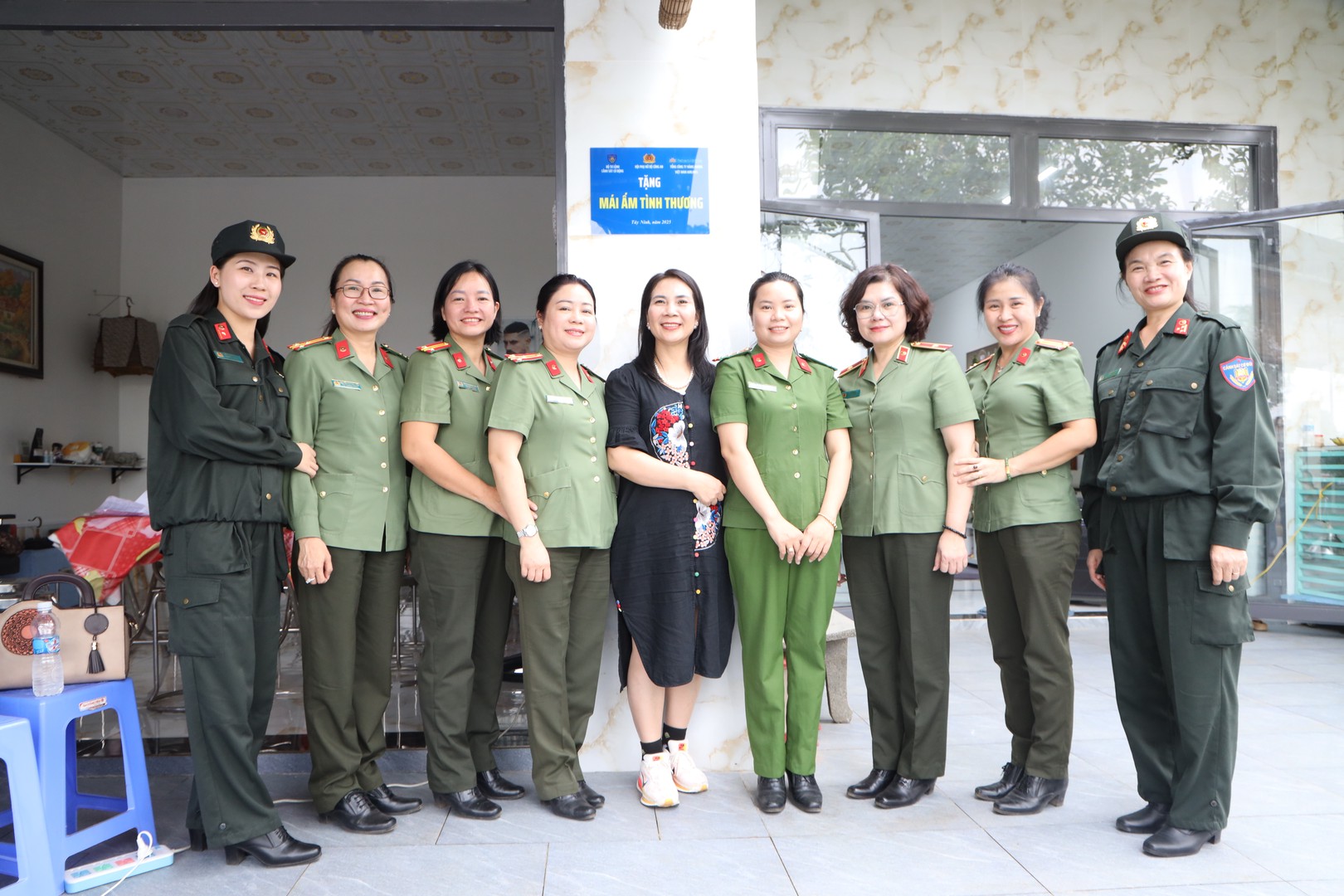 5.  Đoàn công tác chụp hình cùng gia đình chị Mai.JPG