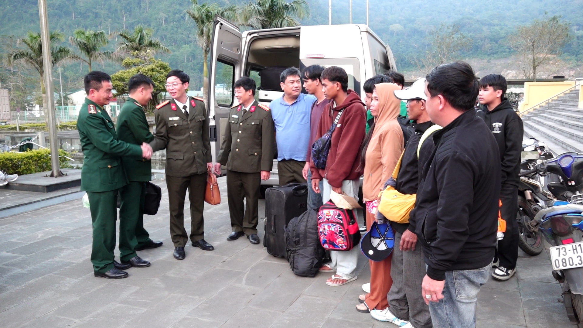 CBCS Công an Gia Lai và Đồn biên phòng cửa khẩu quốc tế Chalo tạm biệt trước khi đưa bà con về lại quê nhà.jpg