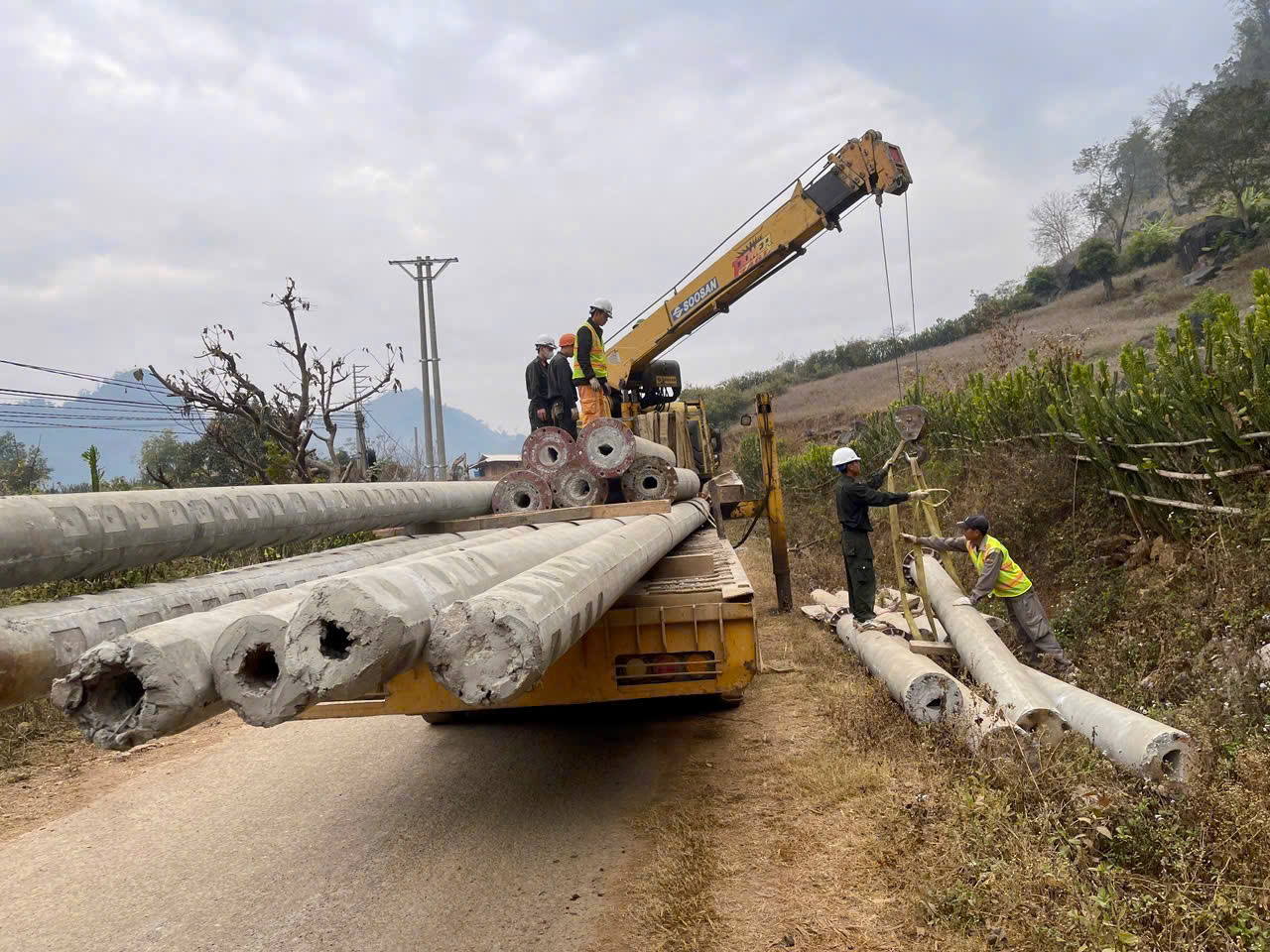 Các lực lượng tập kết vật liệu để tiến hành kéo dựng cột.jpg