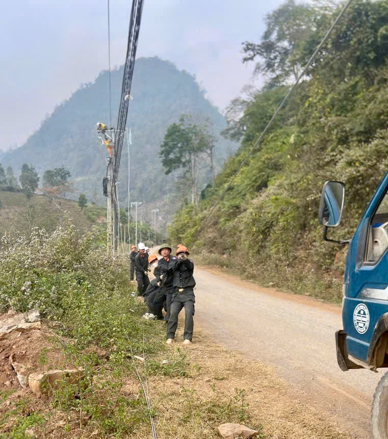 Công trình bắt đầu tiến hành công đoạn kéo dây.jpg