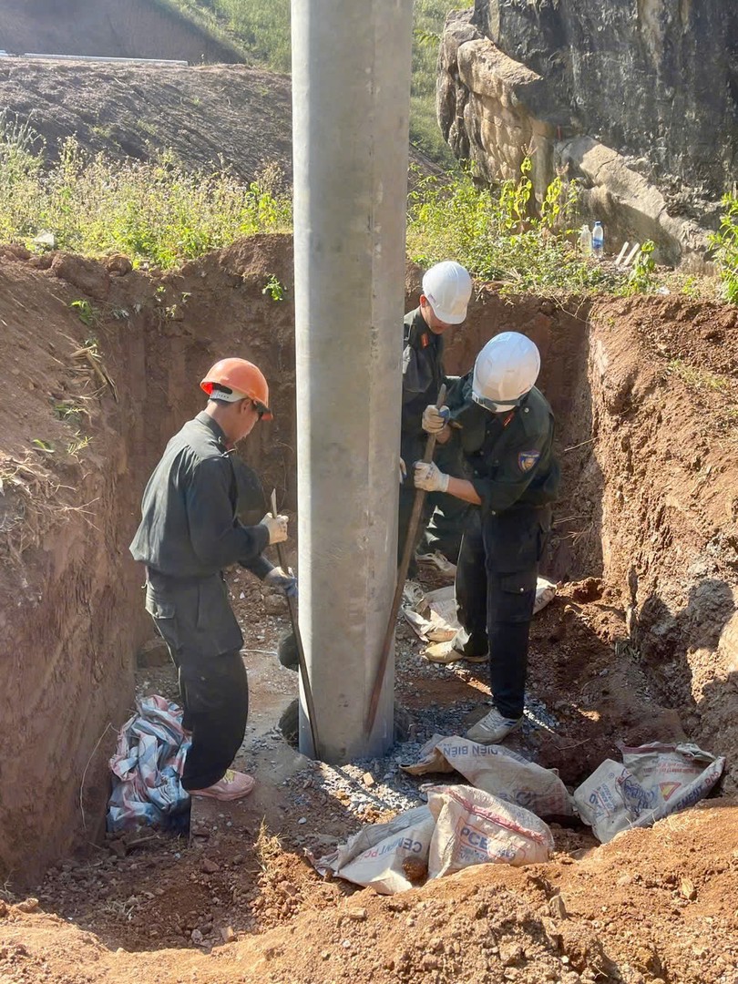 Lực lượng CSCĐ tiến hành dựng cột điện.jpg