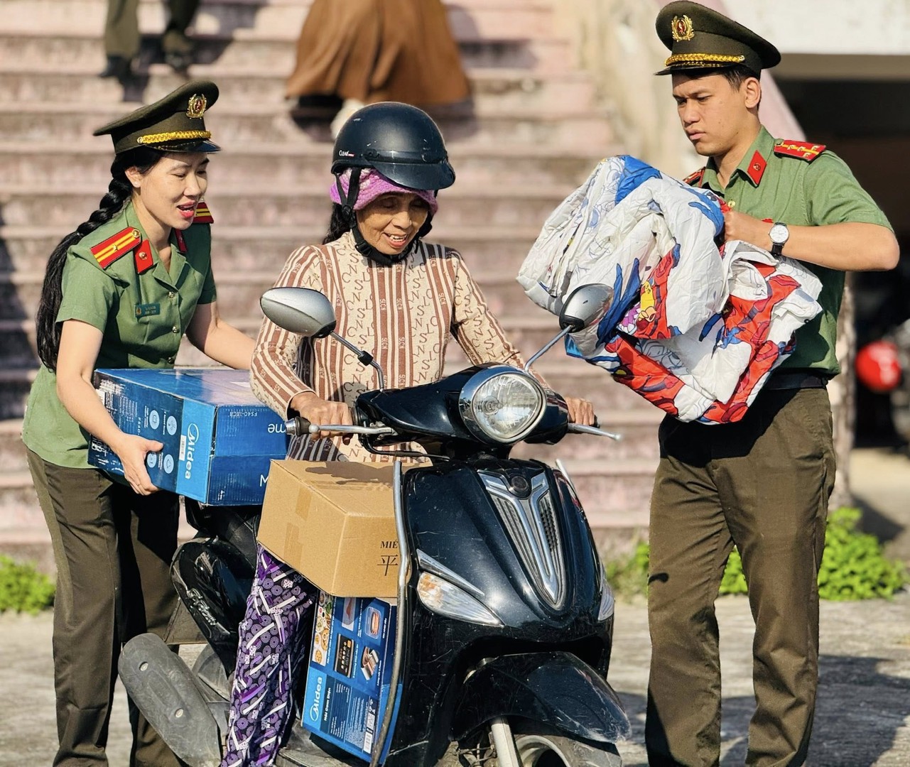 Ảnh 3 - Đoàn công tác thăm tặng quà người dân tại 03 xã, phường Vân Canh, Canh Vinh và An Phú, tỉnh Gia Lai.jpg