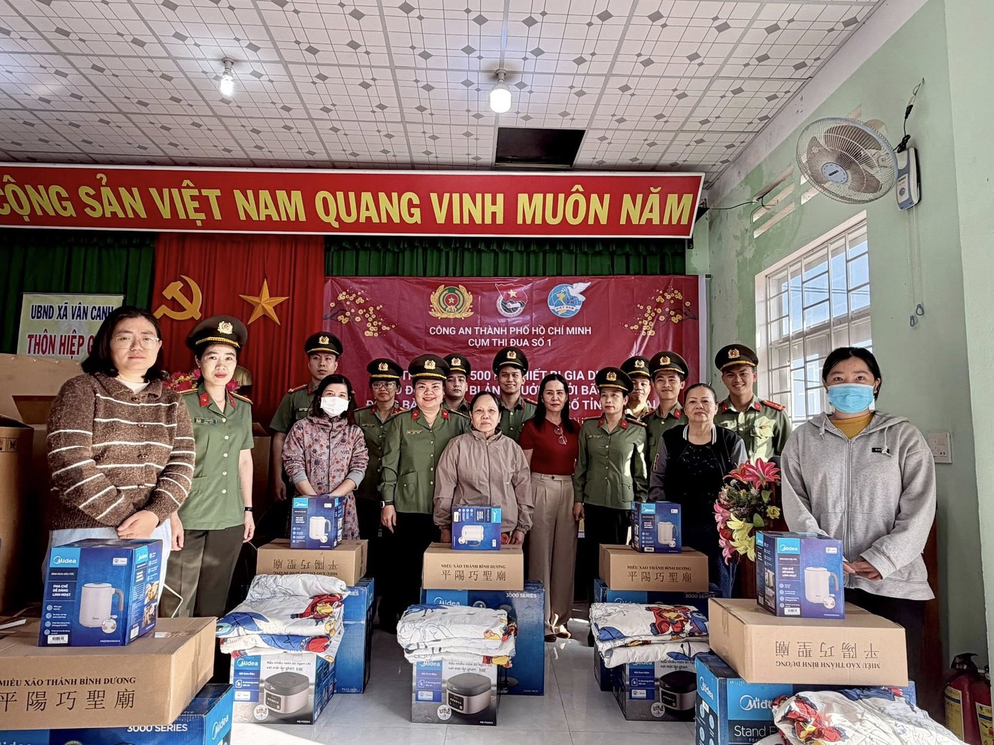 Ảnh 2 - Đoàn công tác thăm tặng quà người dân tại 03 xã, phường Vân Canh, Canh Vinh và An Phú, tỉnh Gia Lai.jpg