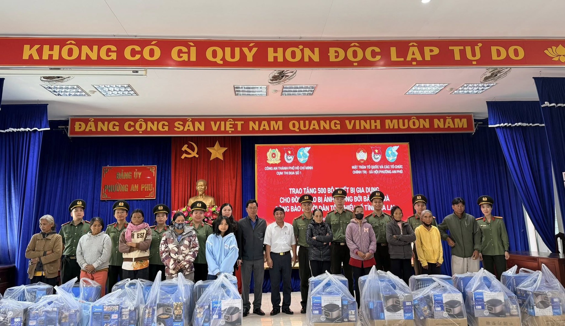 Ảnh 4 - Đoàn công tác thăm tặng quà người dân tại 03 xã, phường Vân Canh, Canh Vinh và An Phú, tỉnh Gia Lai.jpg