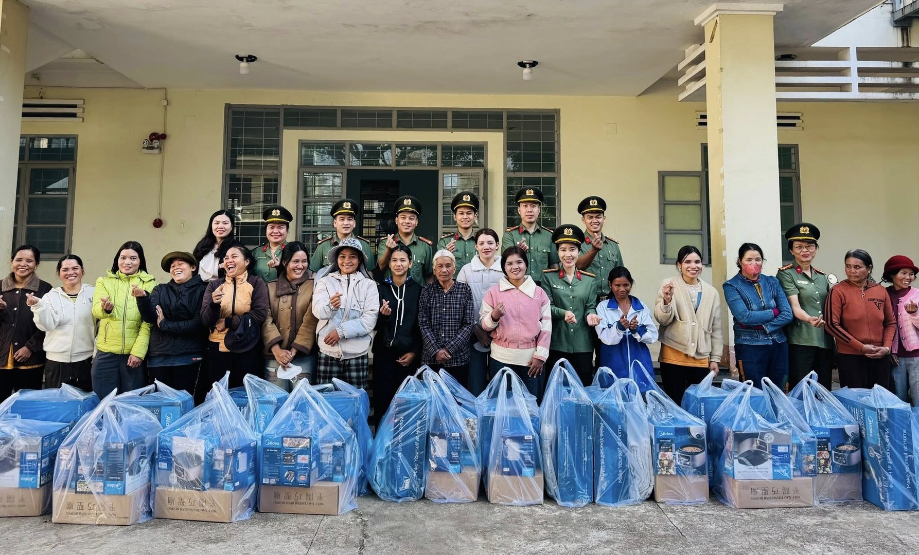 Ảnh 5 - Đoàn công tác thăm tặng quà người dân tại 03 xã, phường Vân Canh, Canh Vinh và An Phú, tỉnh Gia Lai.jpg