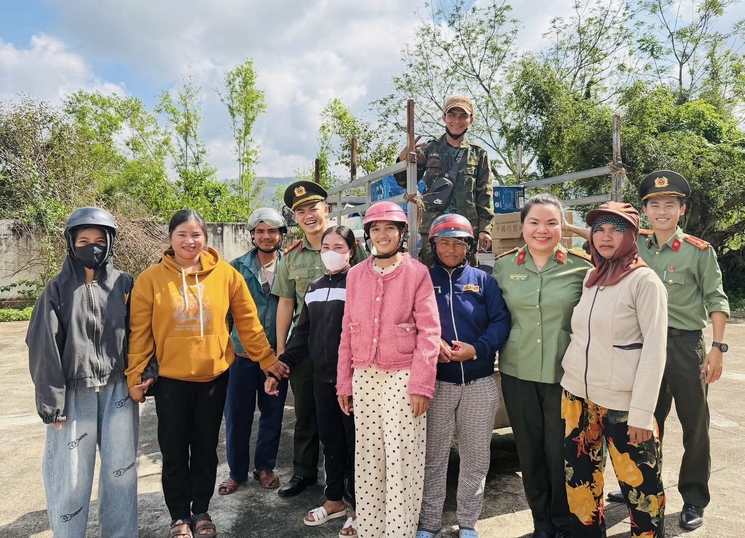 Ảnh 6 - Đoàn công tác thăm tặng quà người dân tại 03 xã, phường Vân Canh, Canh Vinh và An Phú, tỉnh Gia Lai.jpg