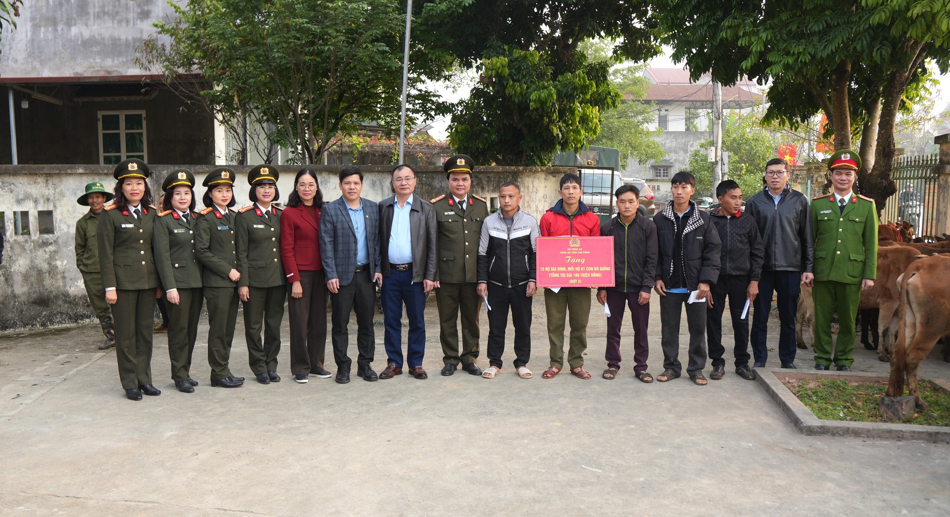 1. Công an tỉnh hỗ trợ 15 con bò giống cho các hộ gia đình khó khăn trên địa bàn xã Trường Hà (đợt 2).JPG
