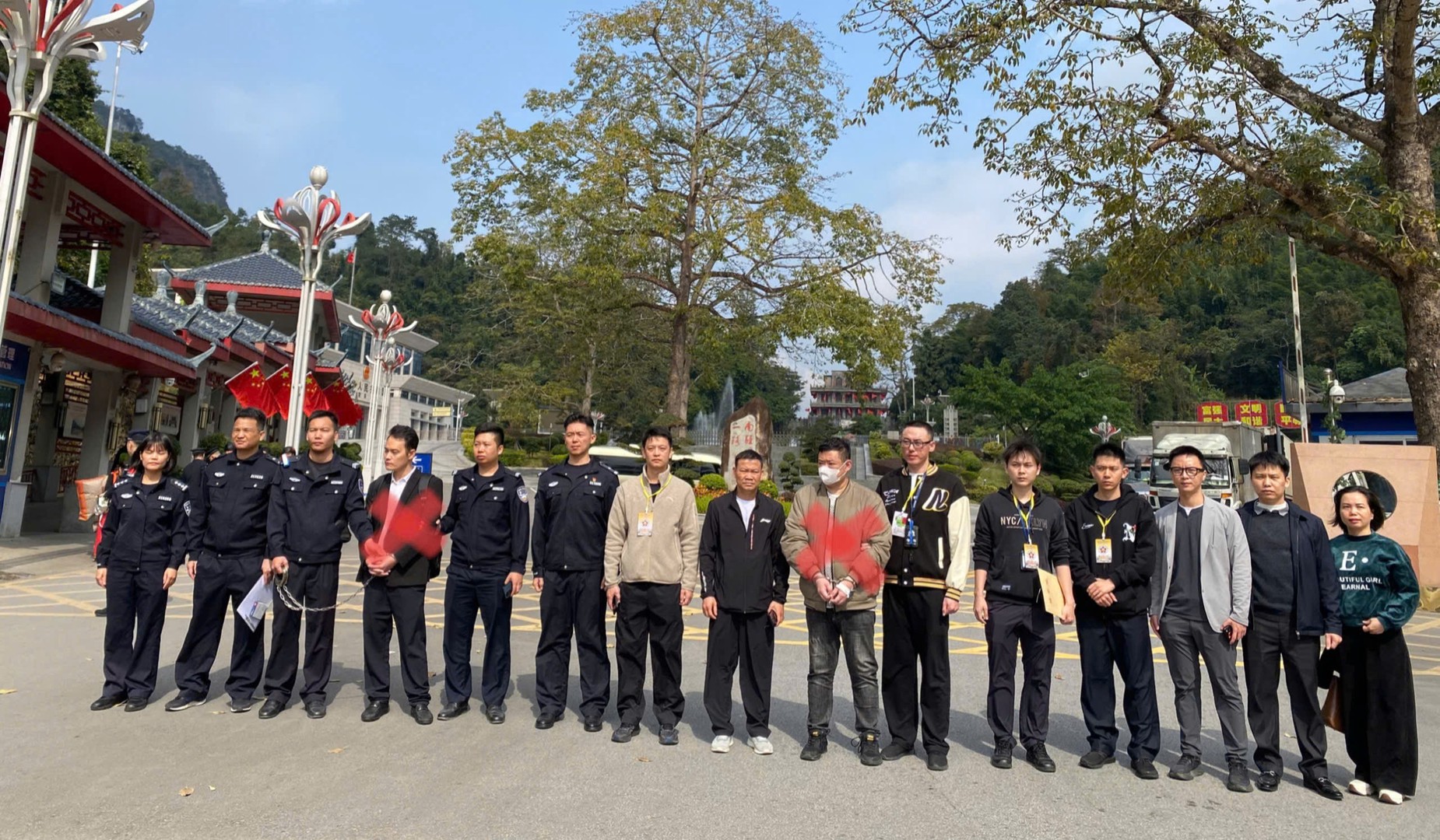 Các cơ quan chức năng phía Trung Quốc nhận bàn giao 2 đối tượng truy nã từ phía Công an tỉnh Bắc Ninh.jpg