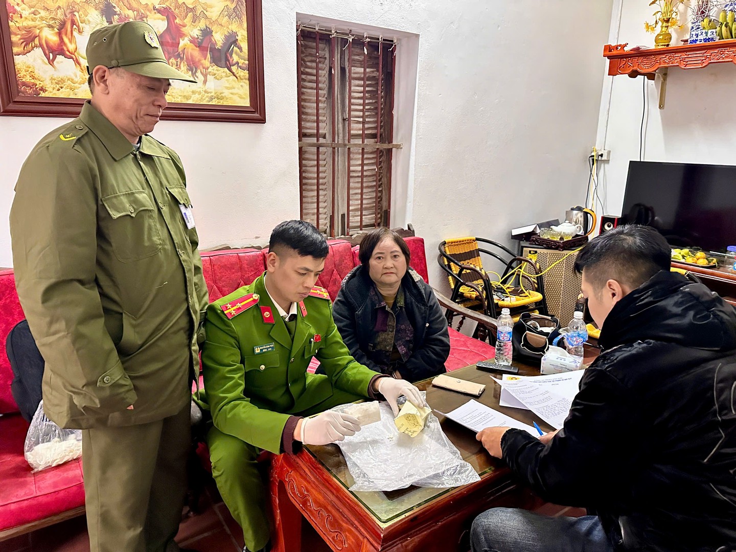 Ảnh 3. Đối tượng Nguyễn Thuý Mai cùng tang vật thu giữ tại nơi khám xét.jpg