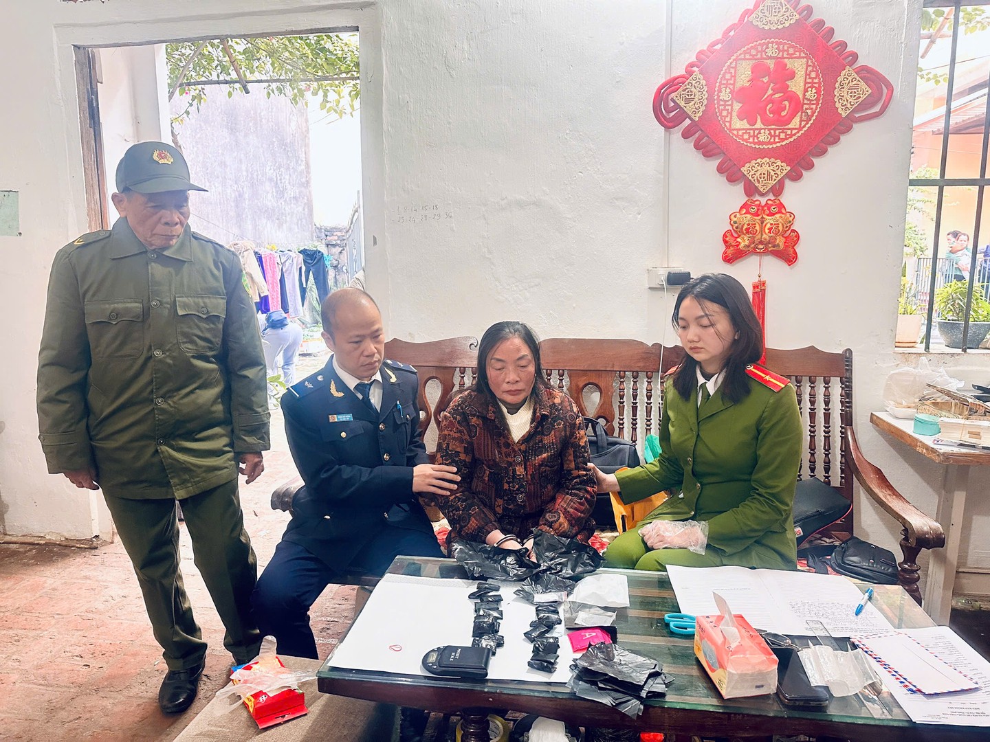 Ảnh 2. Tang vật thu giữ trong quá trình khám xét nơi ở của đối tượng Trần Mỹ Phương.jpg