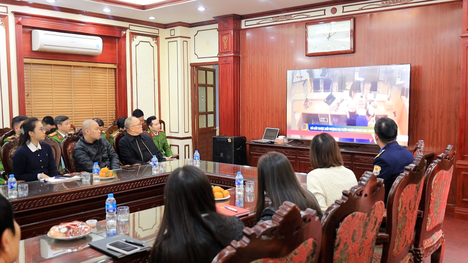 Các đại biểu theo dõi video clip phản ánh một số vụ án điển hình về trộm cắp, cớp tài sản.jpg