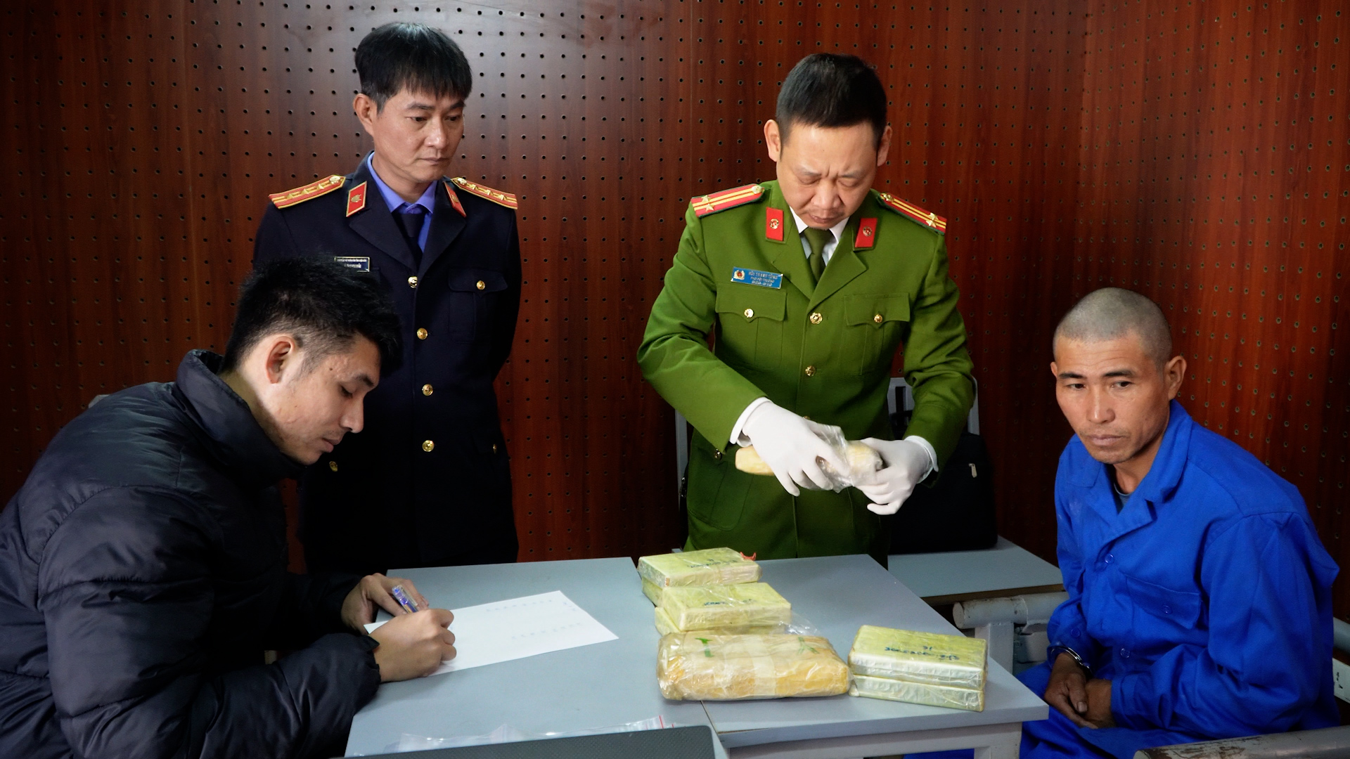 CQCSĐT Công an Tỉnh Điện Biên mở niêm phong tang vật.jpg