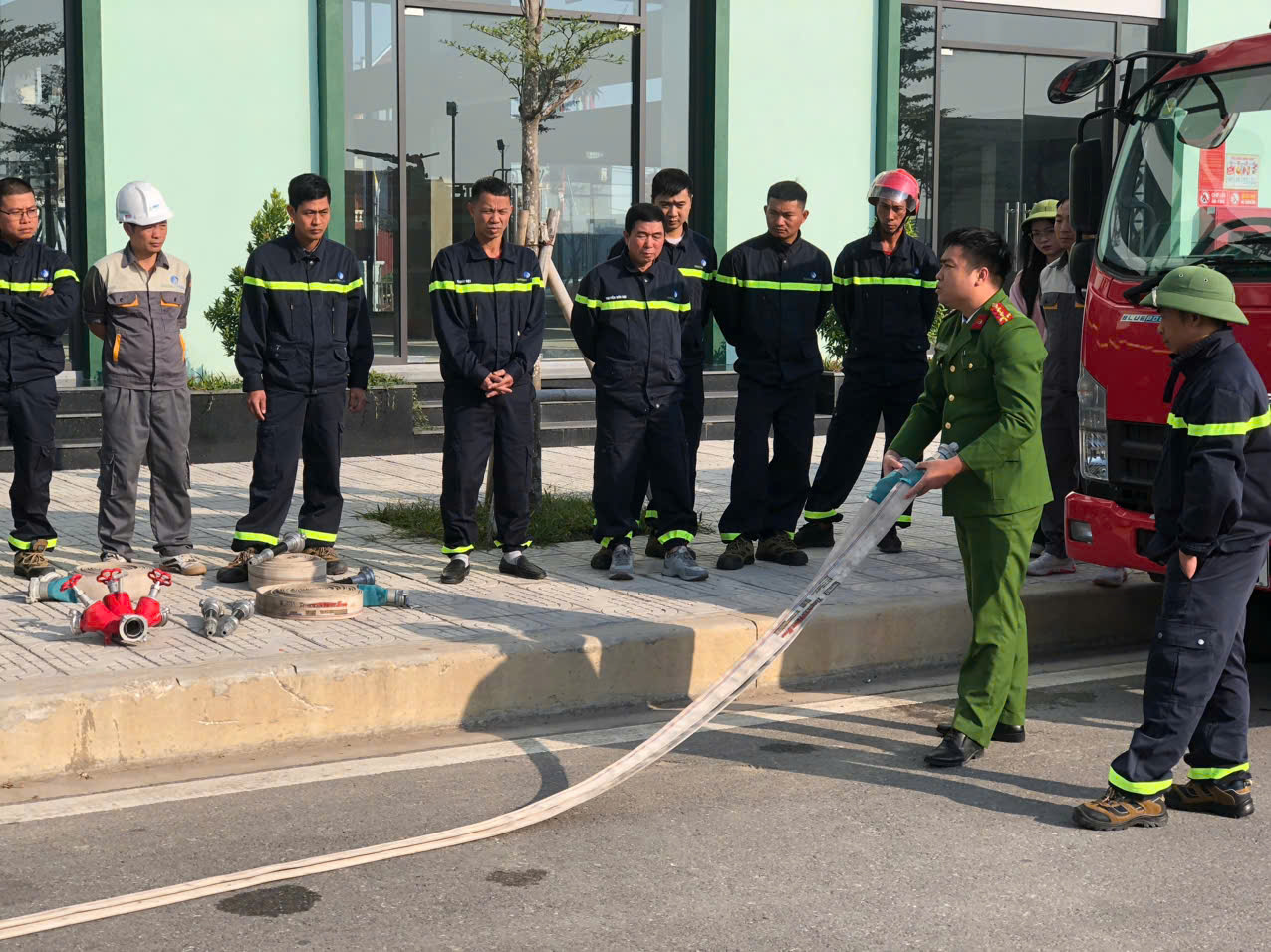 Phòng Cảnh sát PCCC và CNCH huấn luyện, thực tập phương án chữa cháy và cứu nạn, cứu hộ tại Công ty Cổ phần Green i-Park.jpg