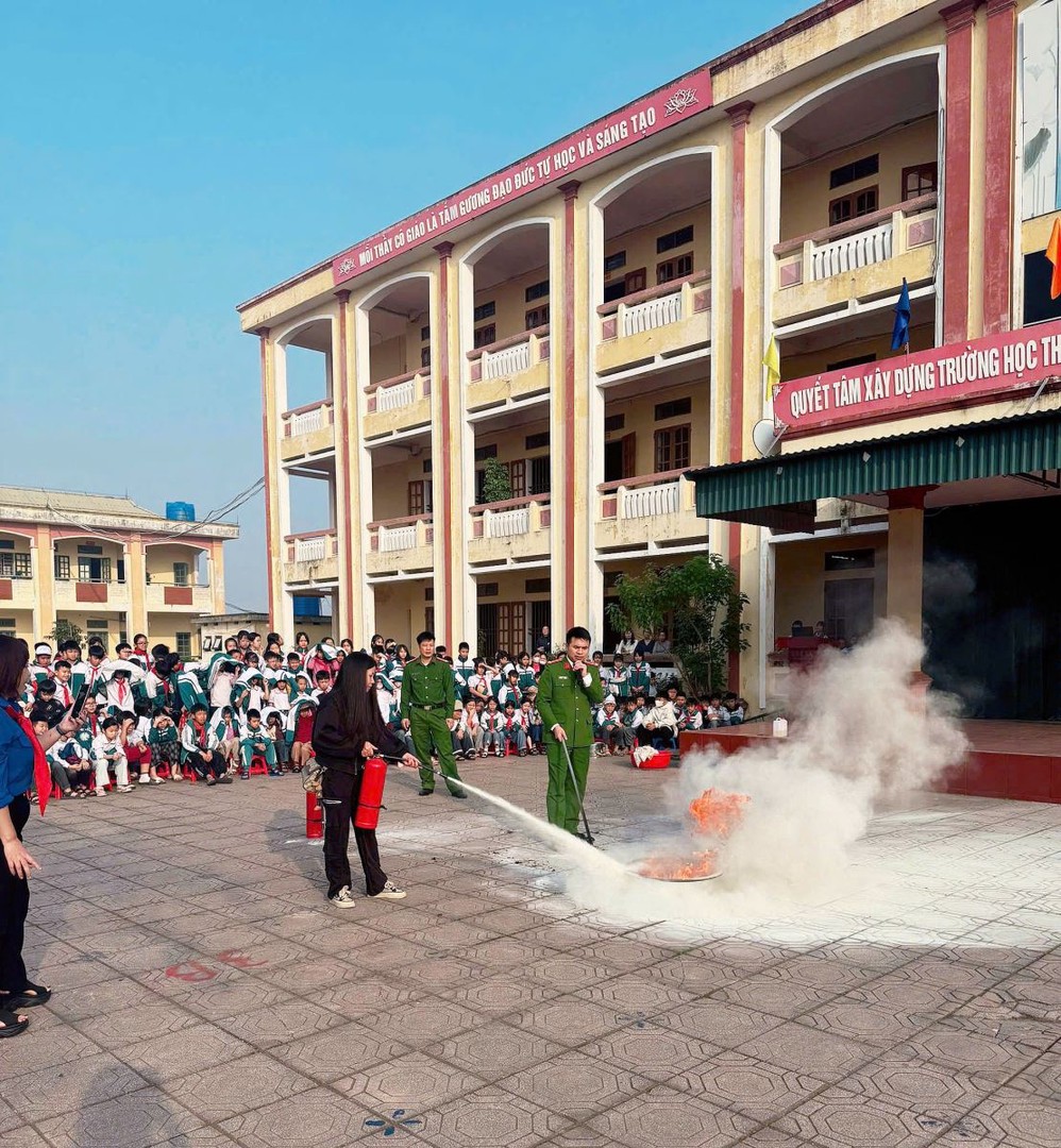 CA xã Đông Hưng tổ chức tuyên truyền, tập huấn nghiệp vụ PCCC và CNCH cho giáo viên, học sinh tại các trường Tiểu học trên địa bàn xã.jpg