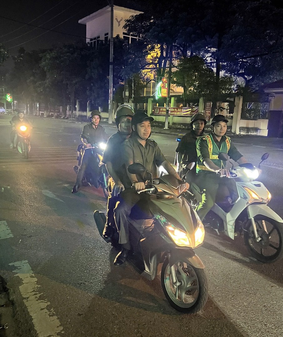 Công an xã Yên Lạc cùng lực lượng ANTT cơ sở tuần tra đêm.jpeg