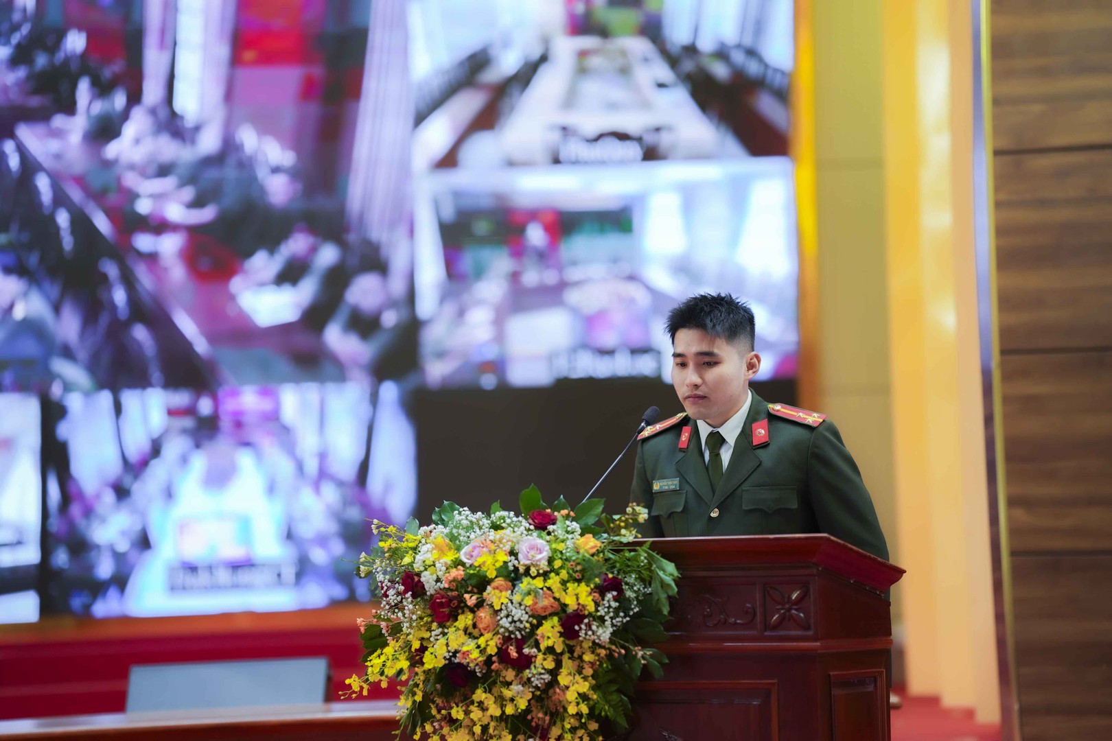 Thượng uý Nguyễn Thiện Thắng, cán bộ Phòng Quản lý Xuất nhập cảnh đại diện cho cán bộ trẻ về cơ sở.jpg