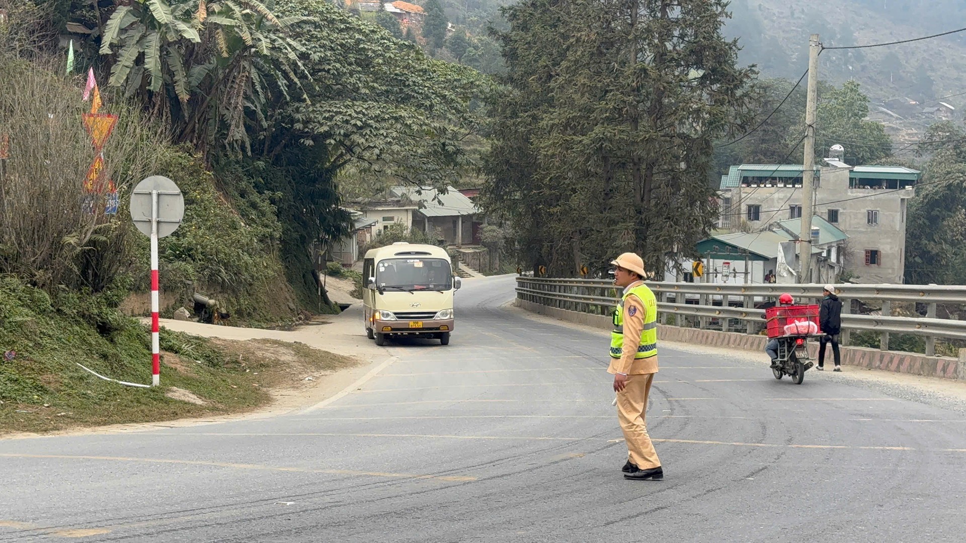CSGT điều tiết giao thông, hướng dẫn các phương tiện đi chậm, giữ khoảng cách an toàn.jpg