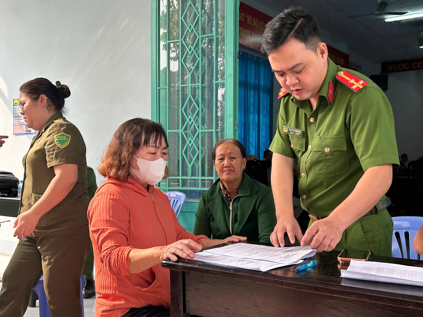 Lực lượng Công an phối hợp với các đơn vị chức năng lấy mẫu ADN cho các trường hợp là thân nhân của liệt sĩ chưa xác định được danh tính - 3.jpg