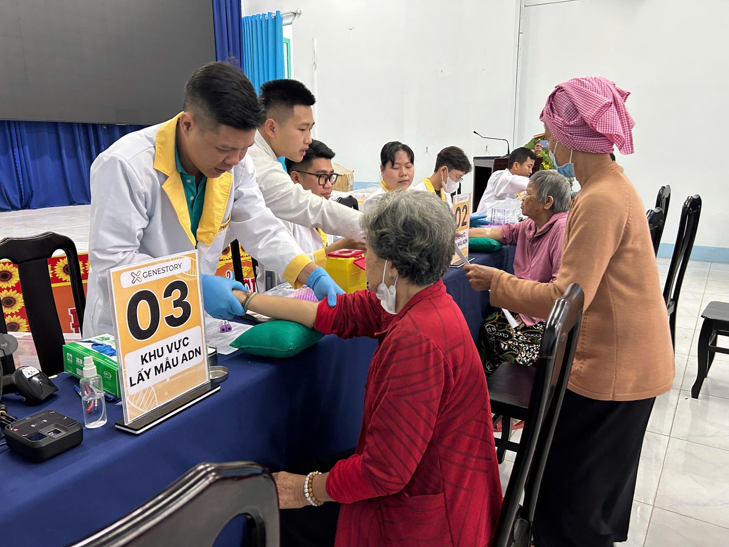 Lực lượng Công an phối hợp với các đơn vị chức năng lấy mẫu ADN cho các trường hợp là thân nhân của liệt sĩ chưa xác định được danh tính - 2.jpg.jpg