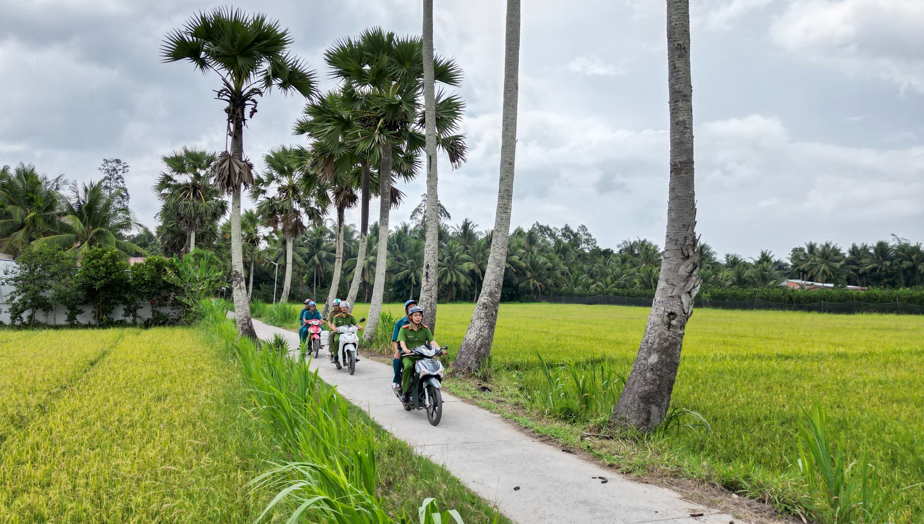 Công an với lực lượng tham gia bảo vệ an ninh trật tự ở cơ sở đẩy mạ.JPG