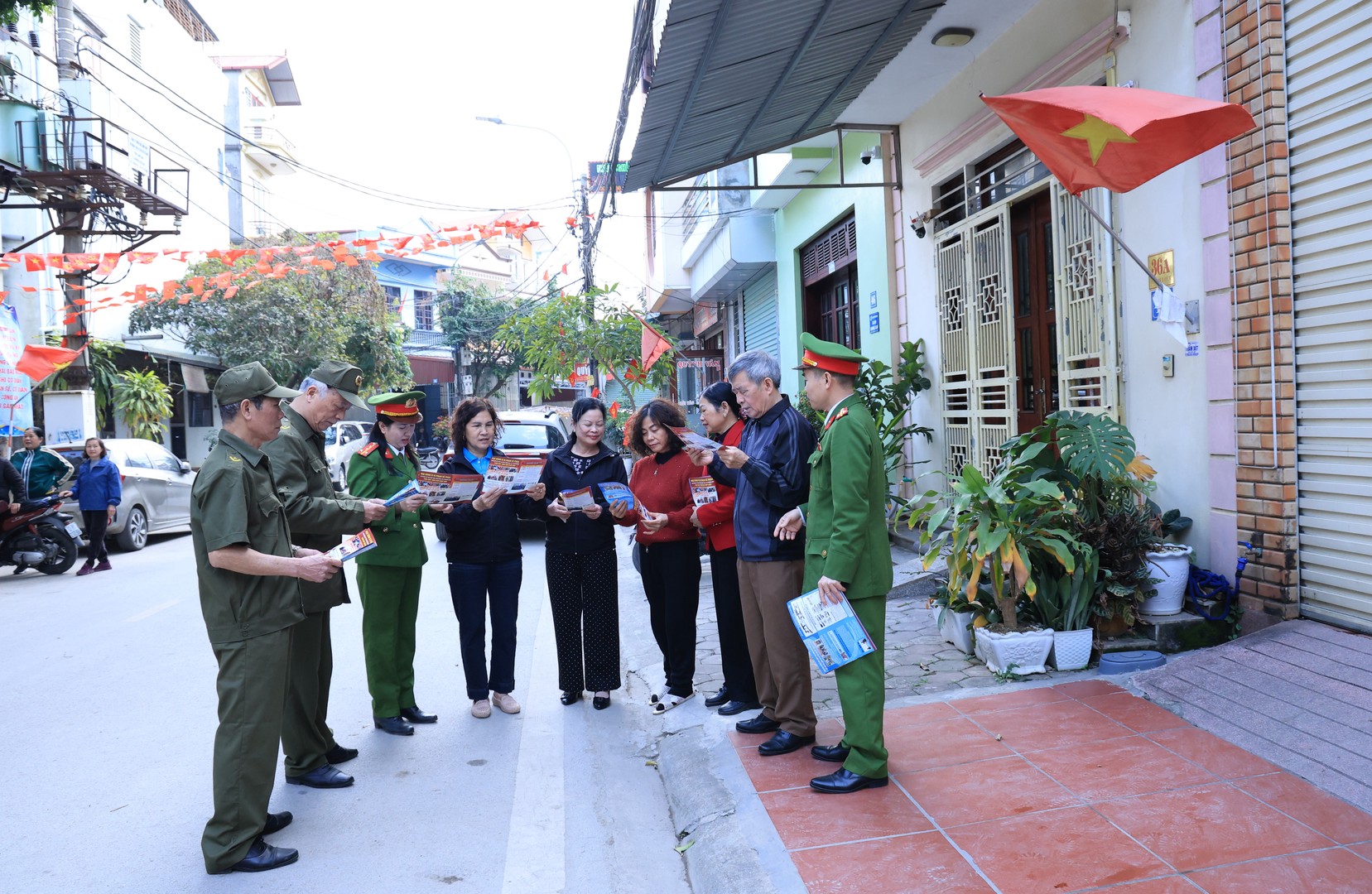 Ảnh 1. Công an phường Đông Kinh và lực lượng tham gia bảo vệ an ninh trật tự ở cơ sở tuyên truyền pháp luật cho người dân trên địa bàn.JPG